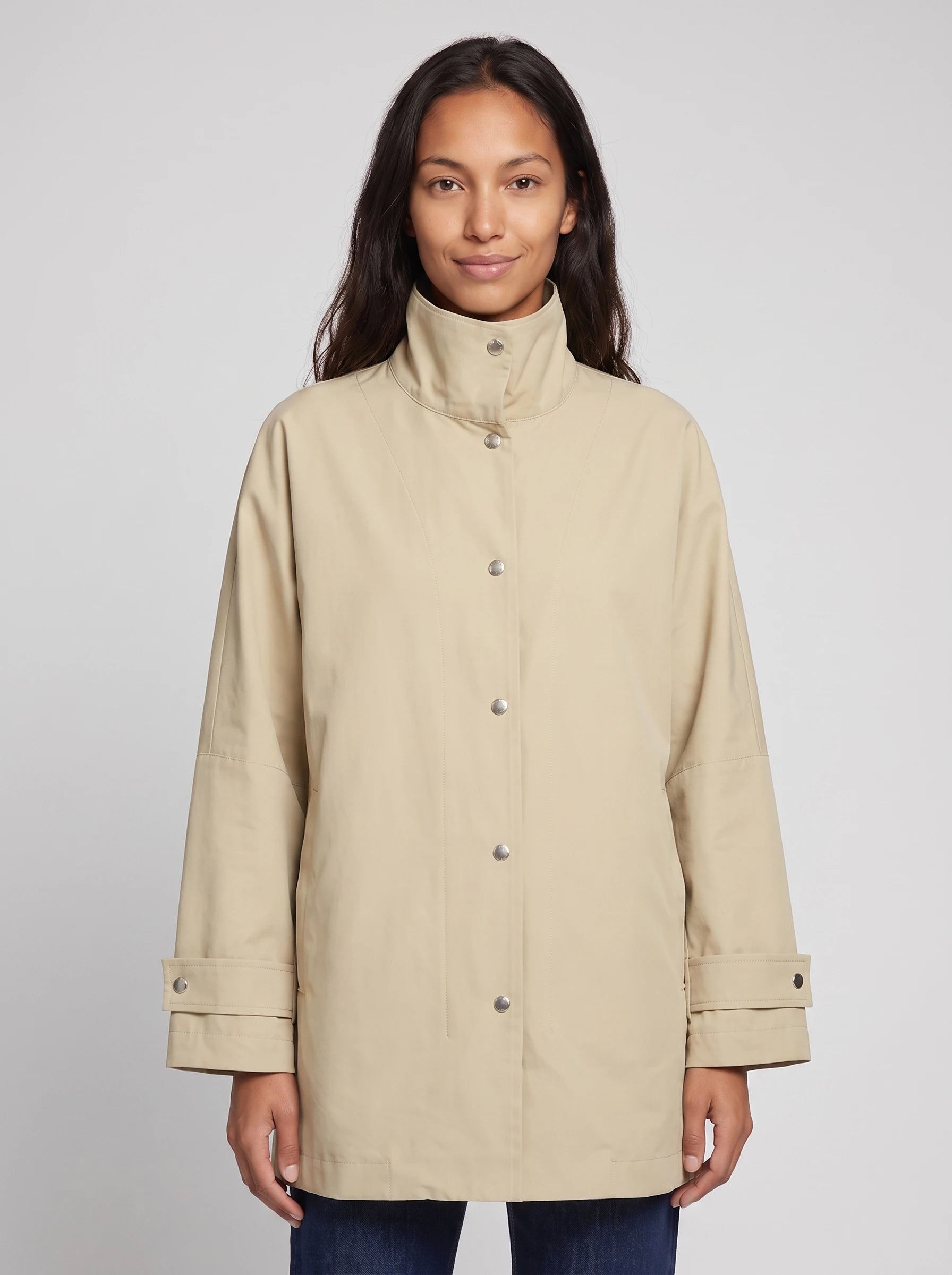 Veste mi-longue à pressions beige sable Mauricette, plan rapproché en studio
