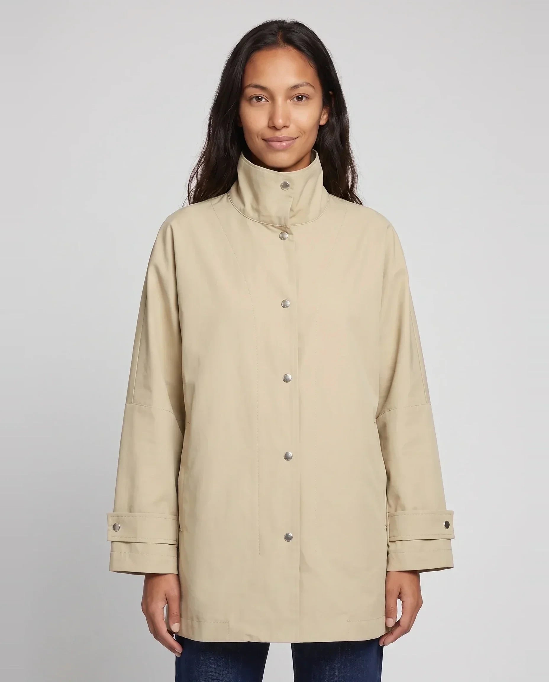 Veste mi-longue à pressions beige sable Mauricette, plan rapproché en studio
