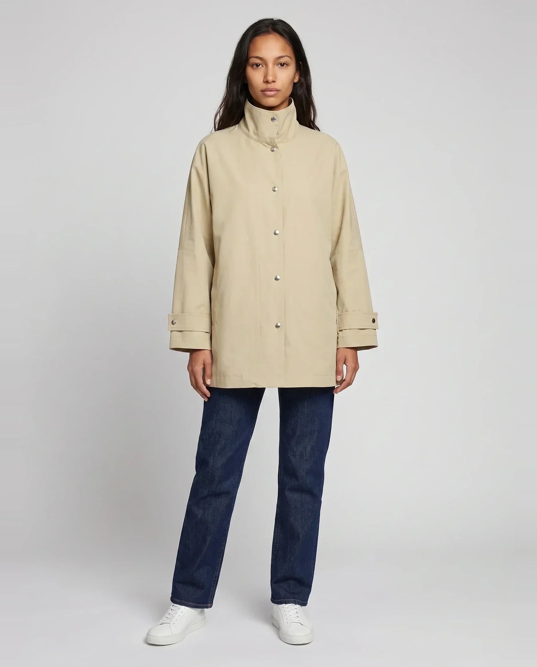 Veste mi-longue à pressions beige sable Mauricette, vue de face en studio