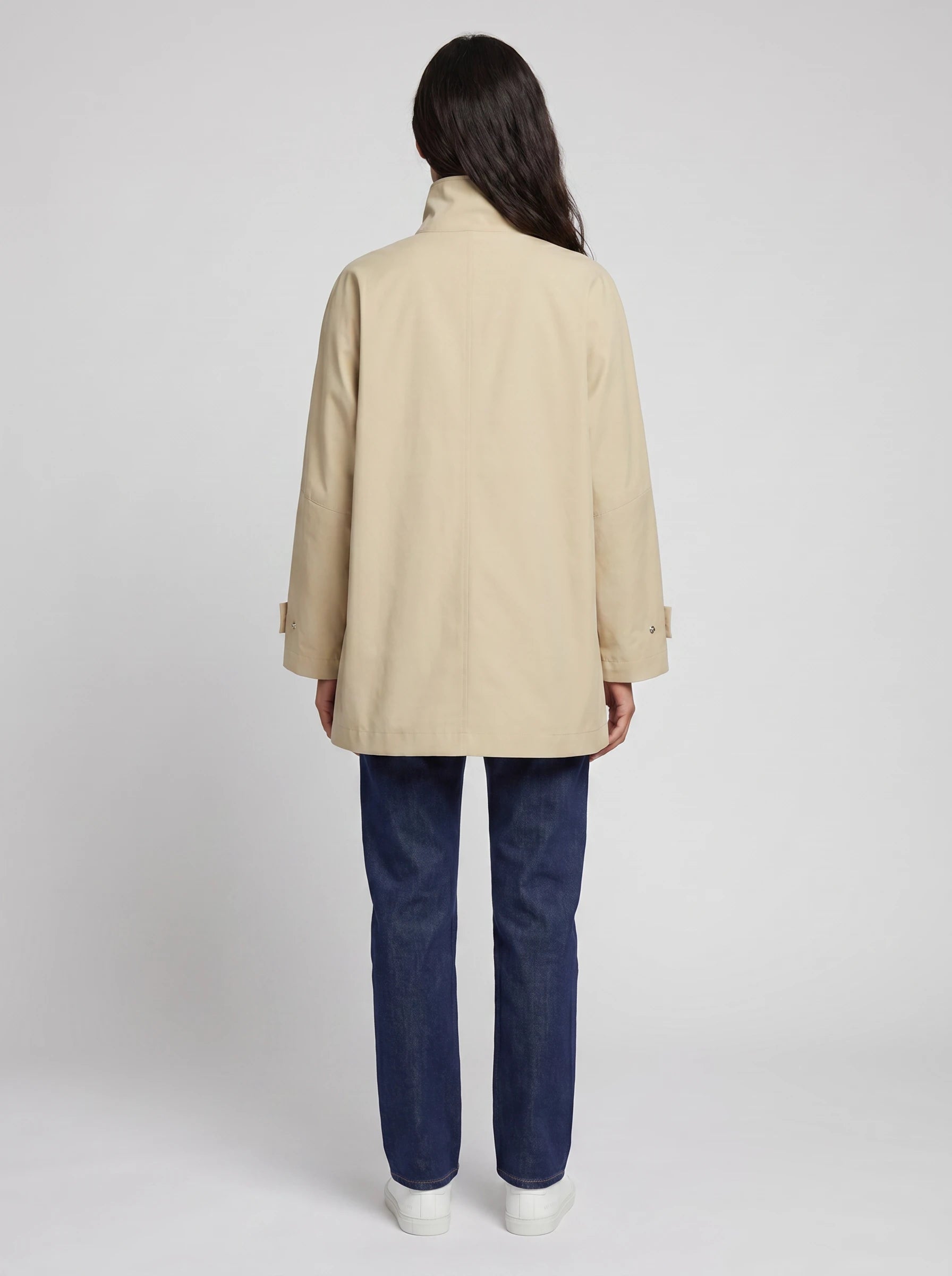 Veste mi-longue à pressions beige sable Mauricette, vue de dos en studio
