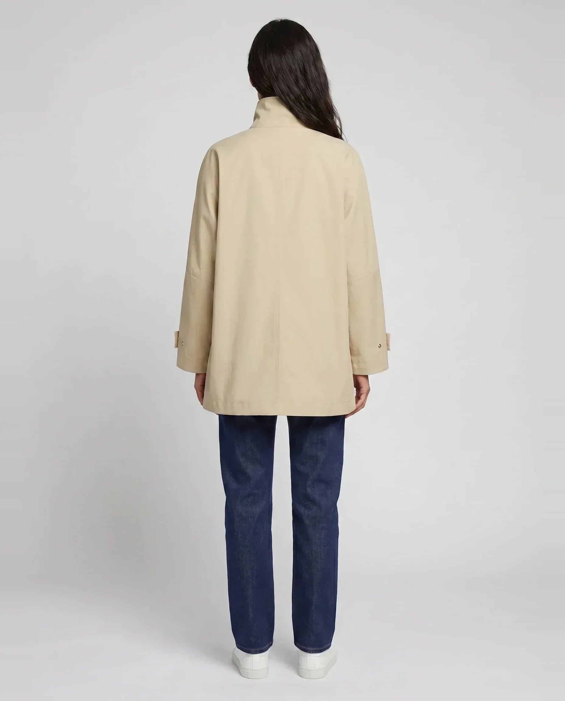 Veste mi-longue à pressions beige sable Mauricette, vue de dos en studio