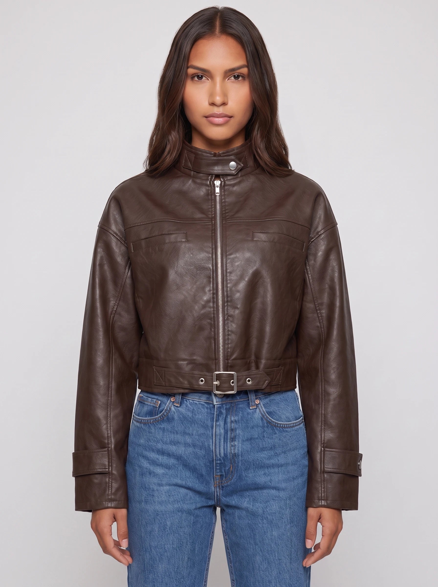 Veste moto crop ceinturée en simili brun Thérèse, plan rapproché en studio