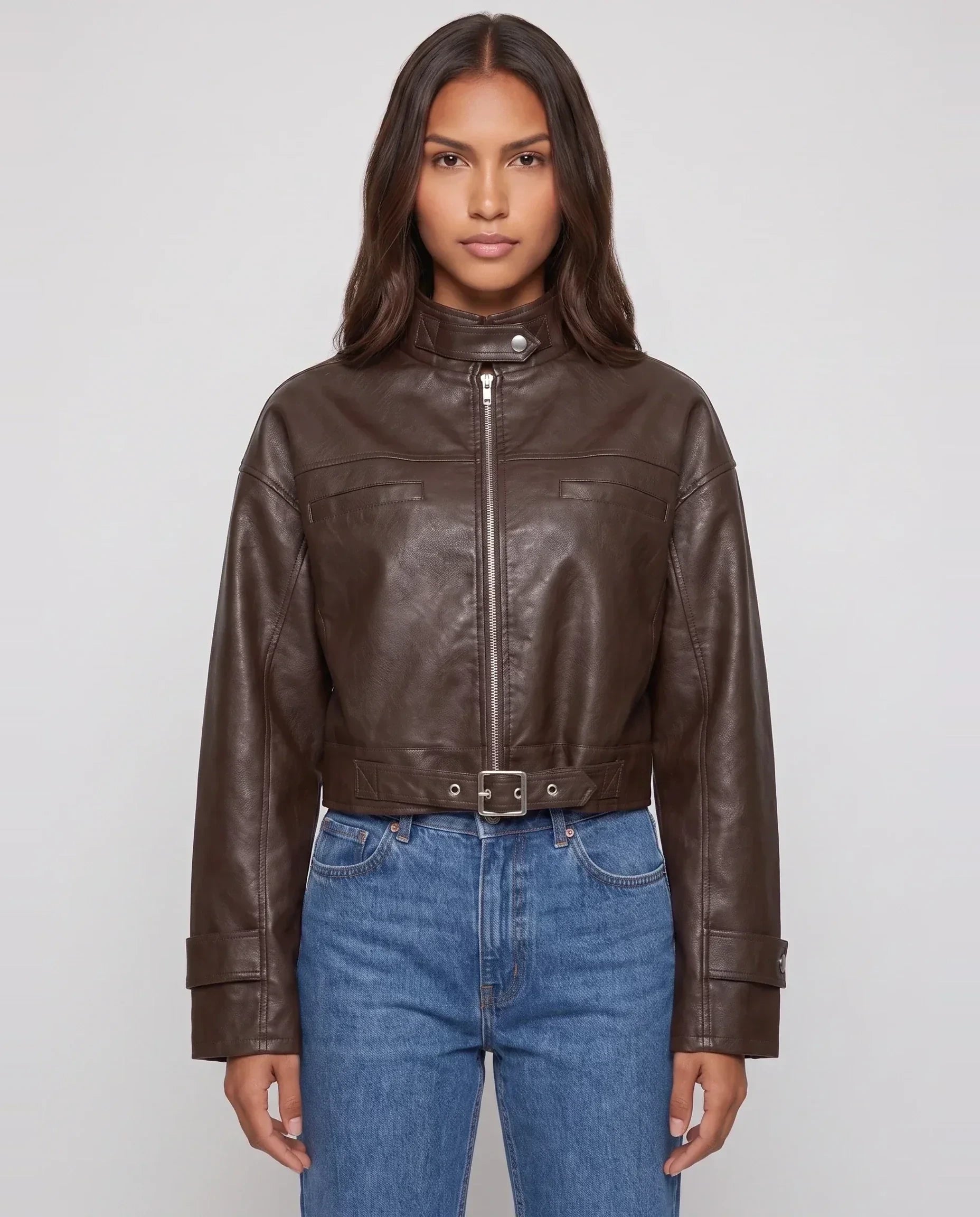 Veste moto crop ceinturée en simili brun Thérèse, plan rapproché en studio