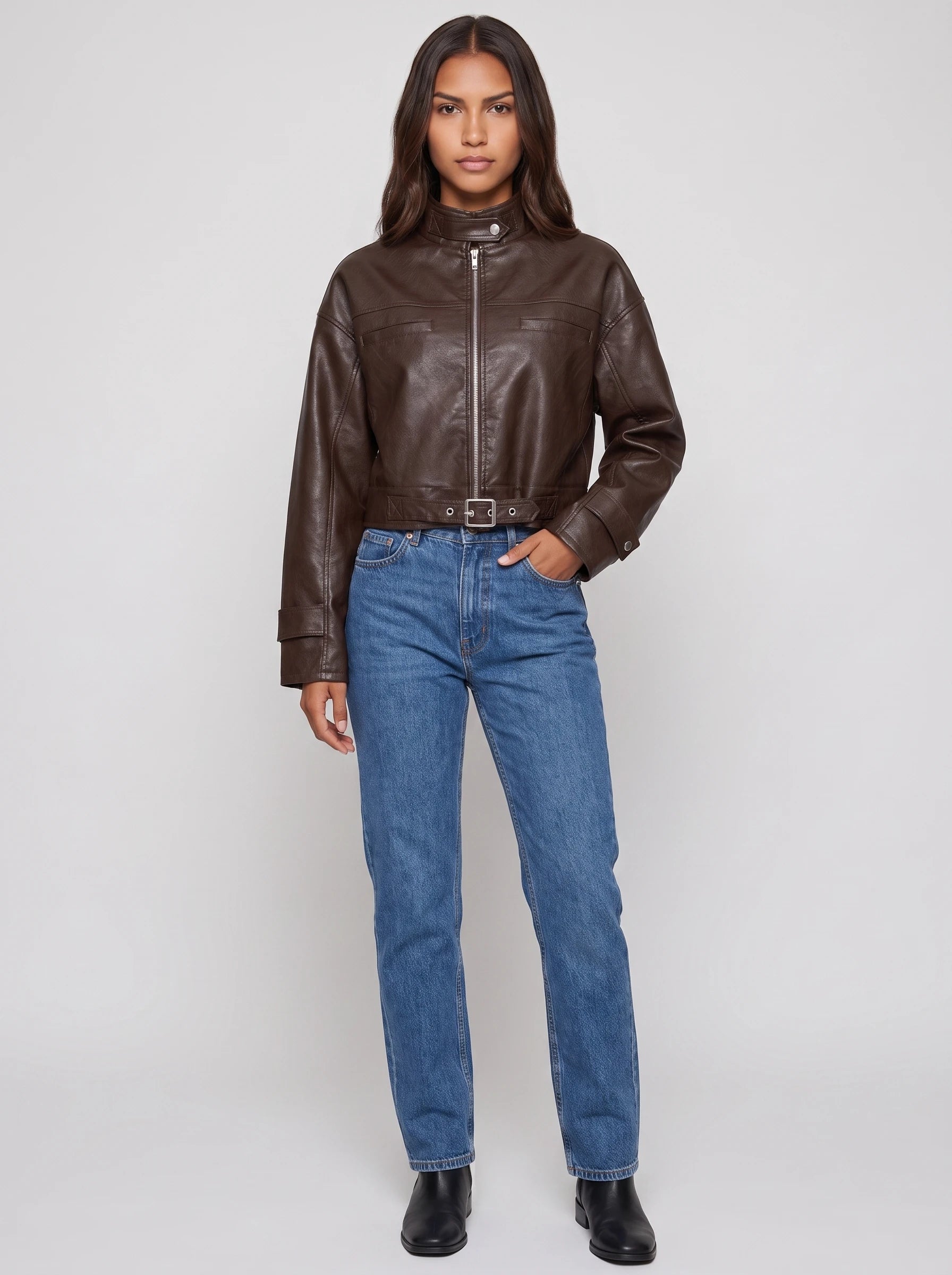 Veste moto crop ceinturée en simili brun Thérèse, vue de face en studio