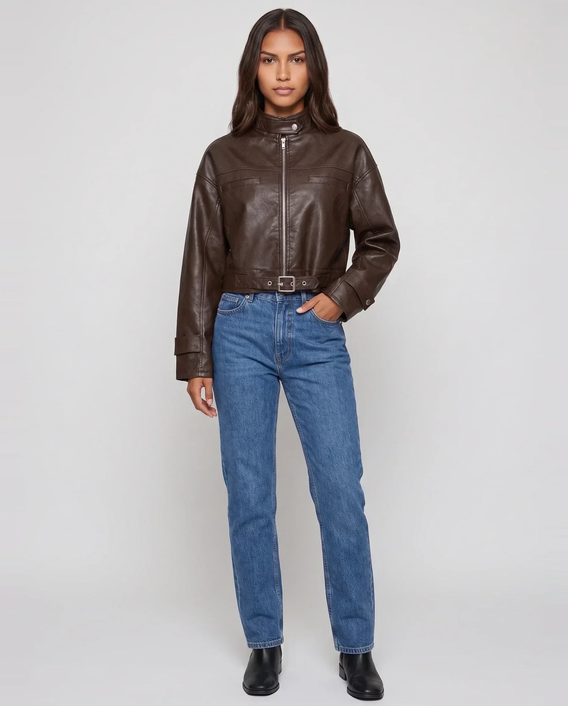 Veste moto crop ceinturée en simili brun Thérèse, vue de face en studio