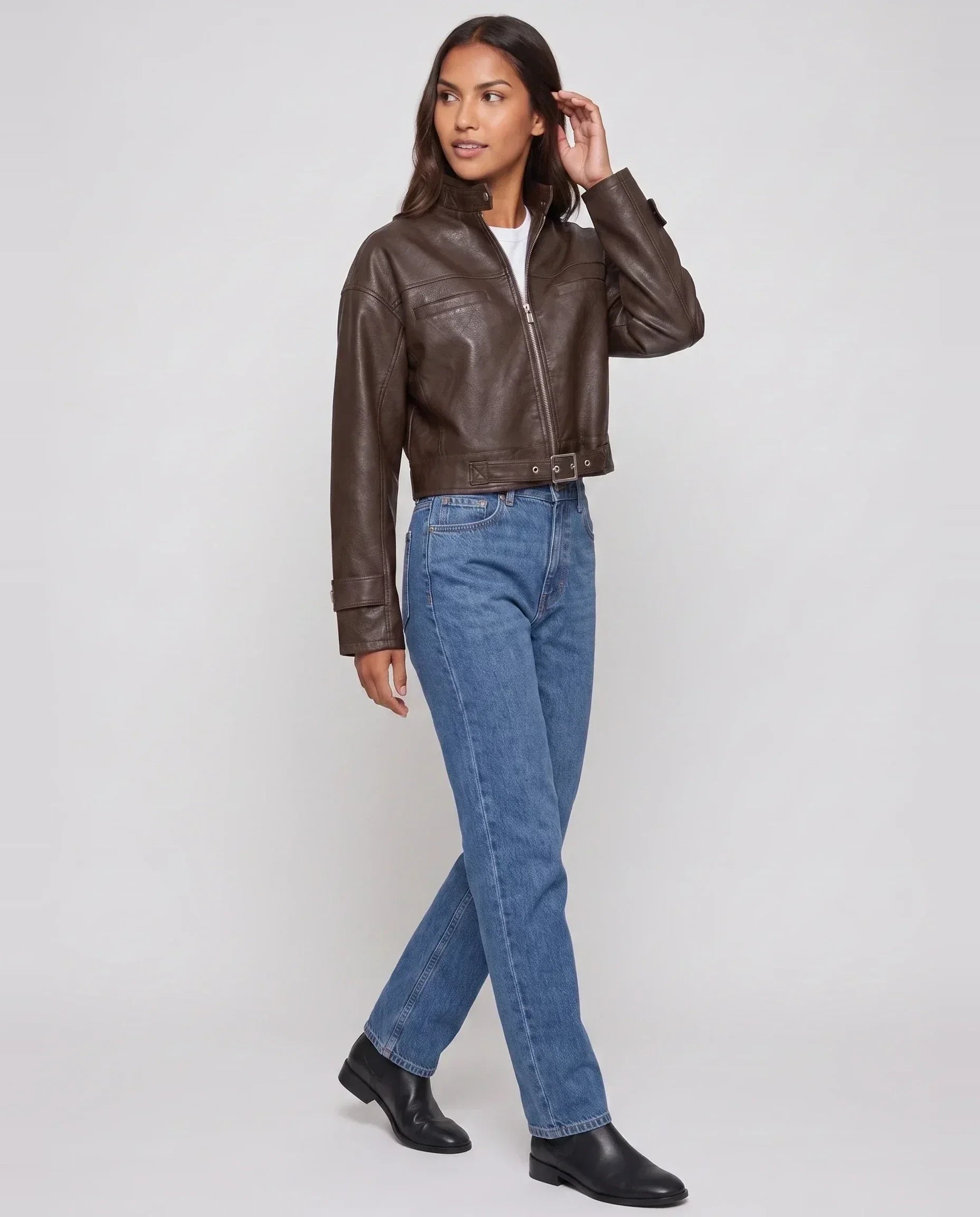 Veste moto crop ceinturée en simili brun Thérèse, vue de trois quarts en studio