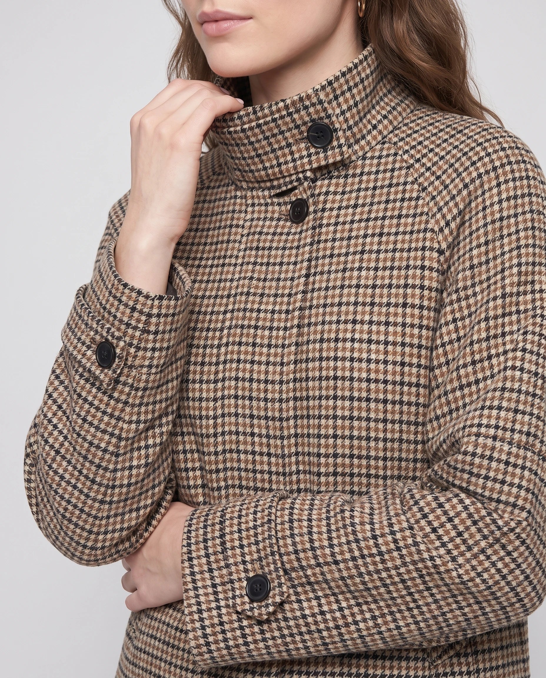 Veste courte pied-de-poule Élise — détail du col montant à patte boutonnée — coloris pied-de-poule