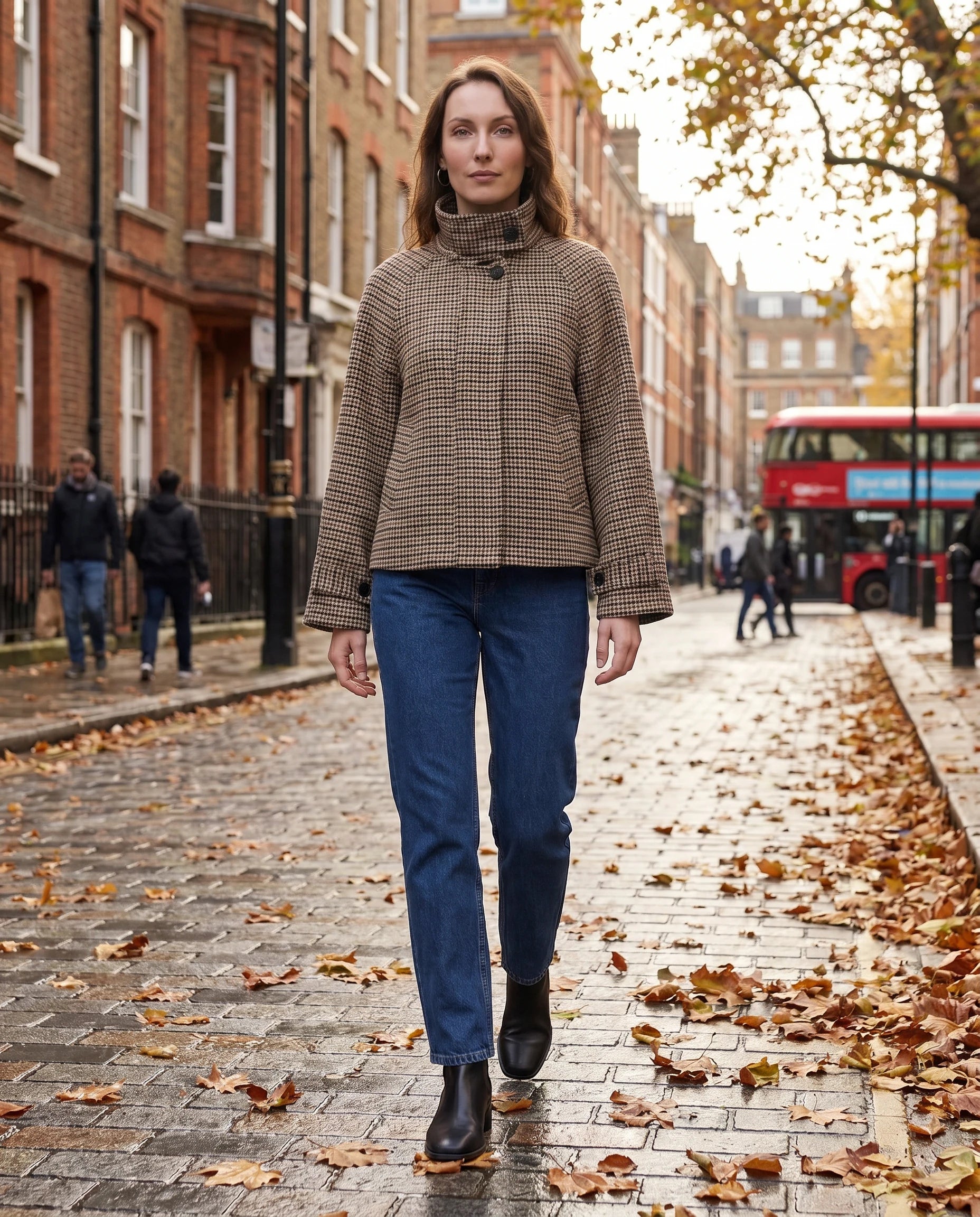 Veste courte pied-de-poule Élise — portée en rue à l’automne — coloris pied-de-poule