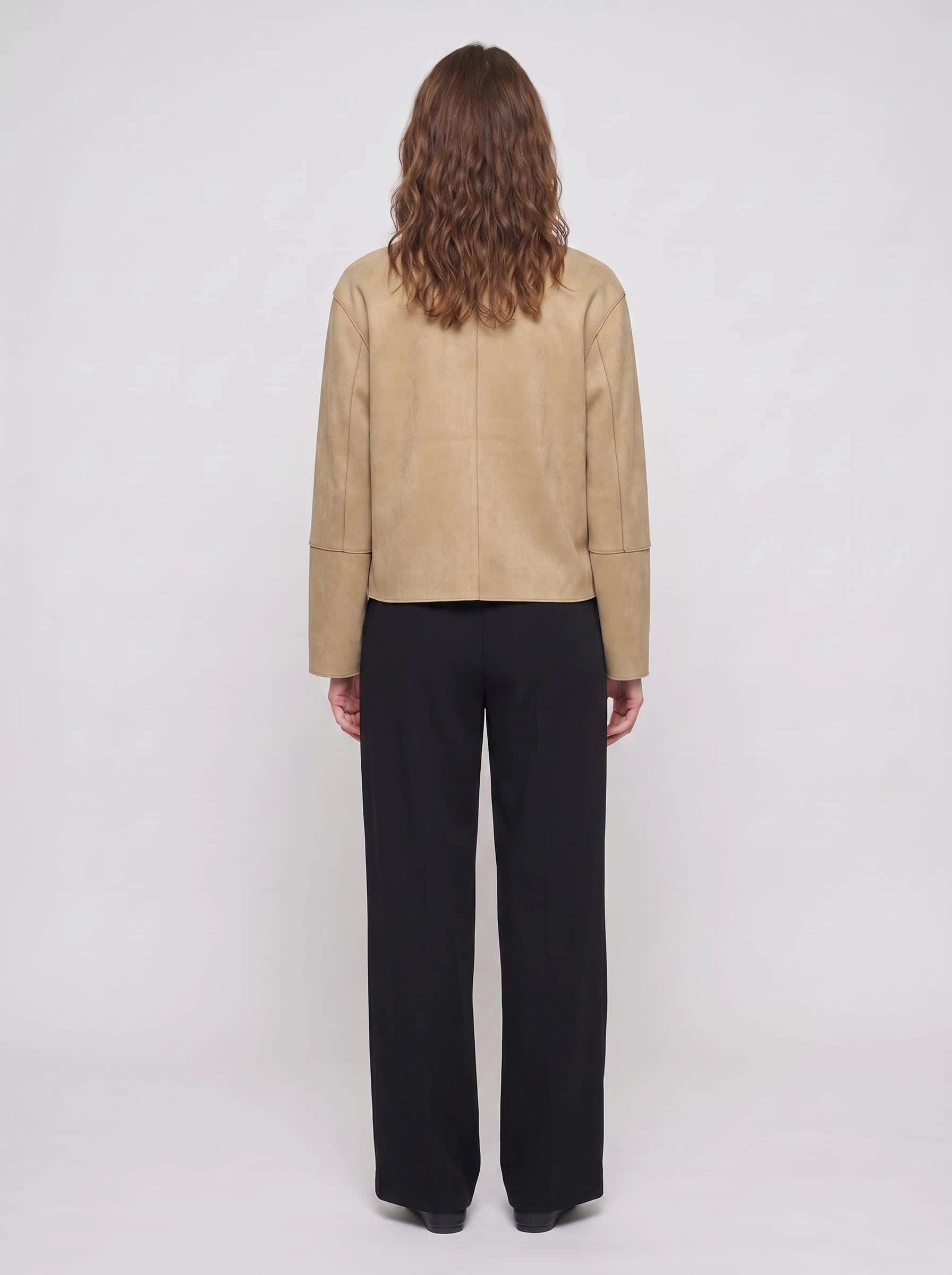Veste sans col en suédine sable Andrée, vue de dos en studio