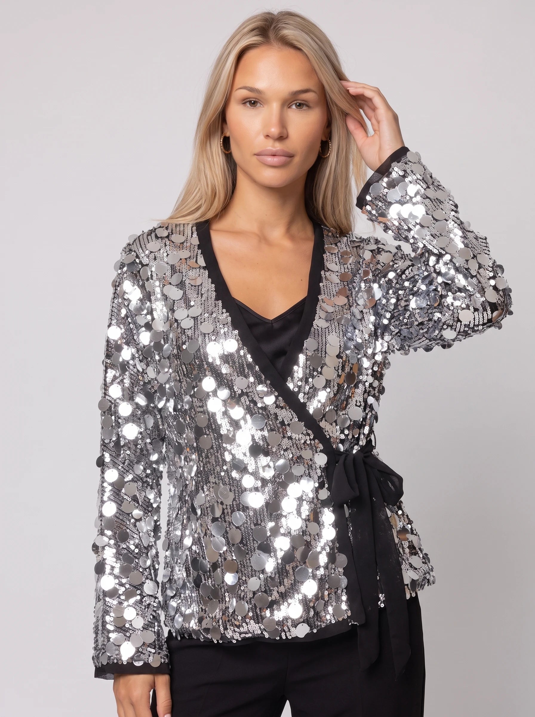 Veste kimono à sequins argentée Félicie, plan rapproché en studio