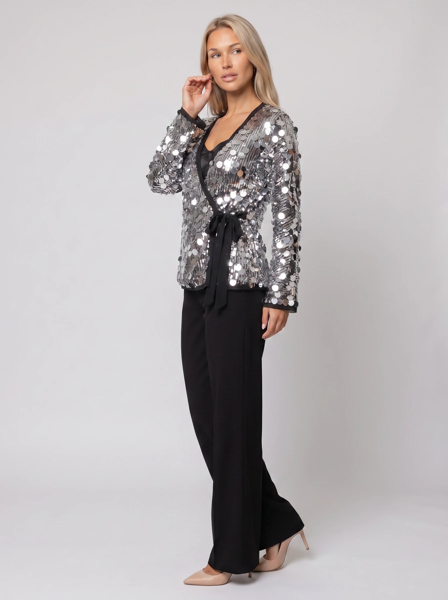 Veste kimono à sequins argentée Félicie, vue de trois quarts en studio
