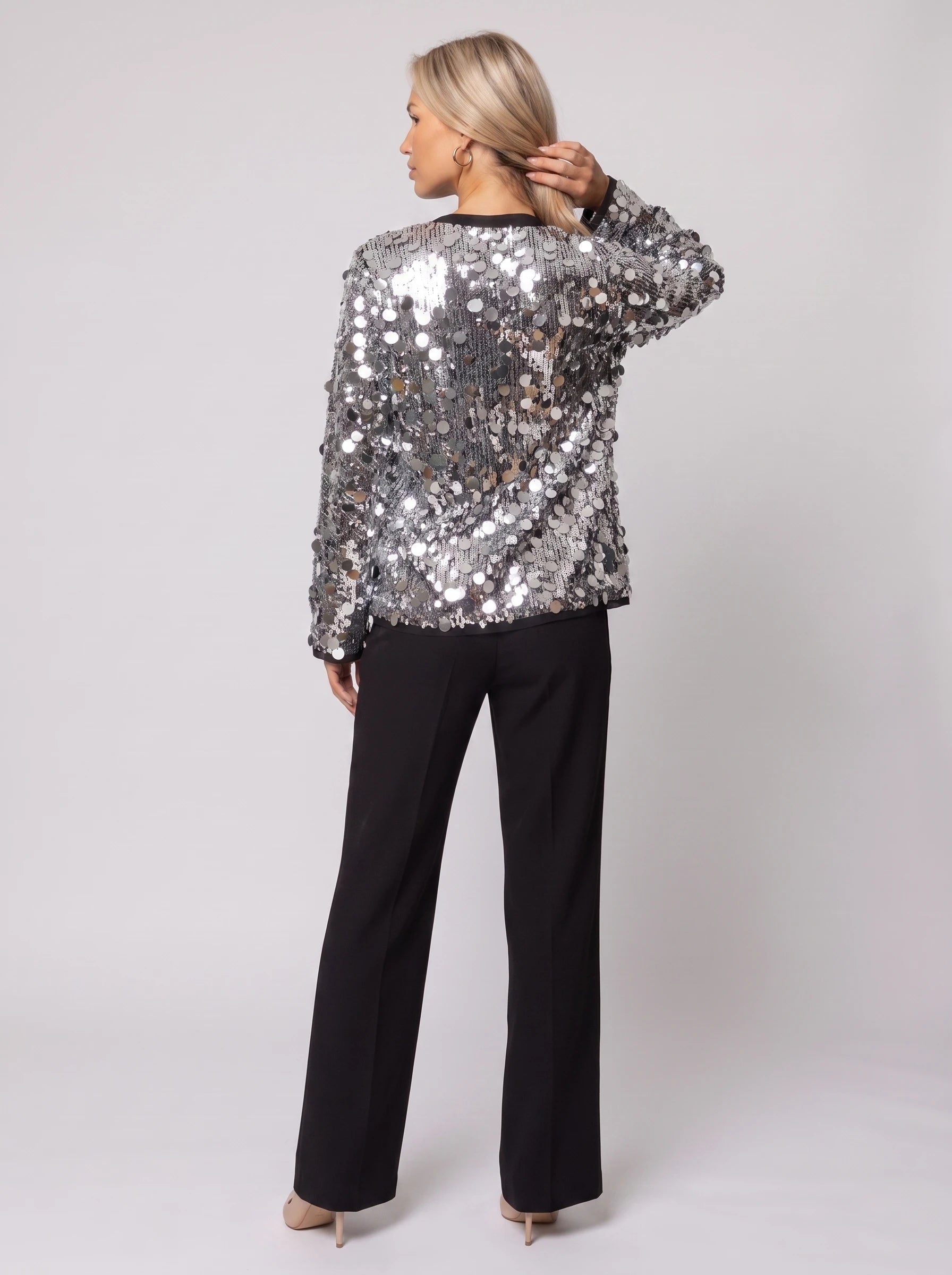 Veste kimono à sequins argentée Félicie, vue de dos en studio