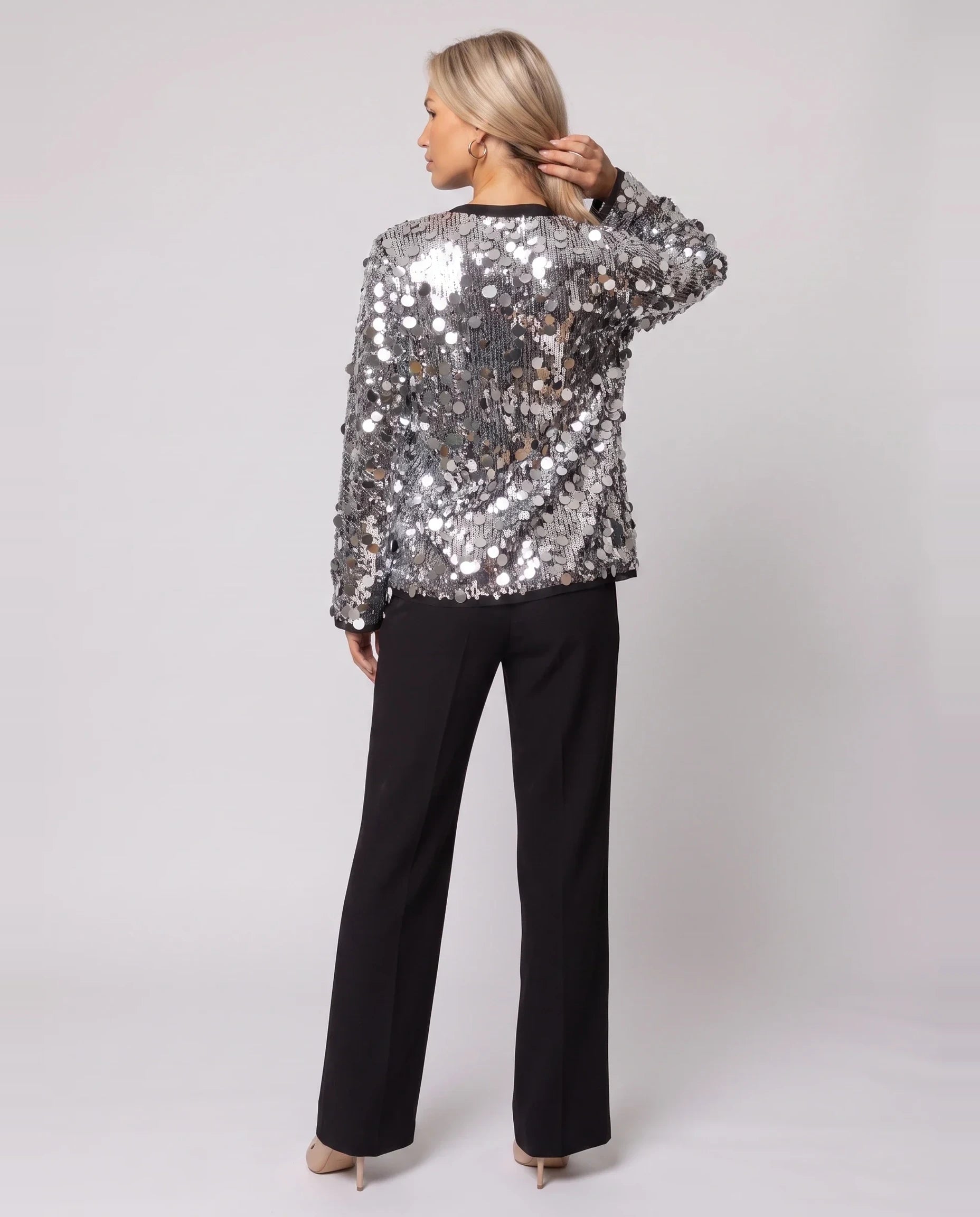 Veste kimono à sequins argentée Félicie, vue de dos en studio