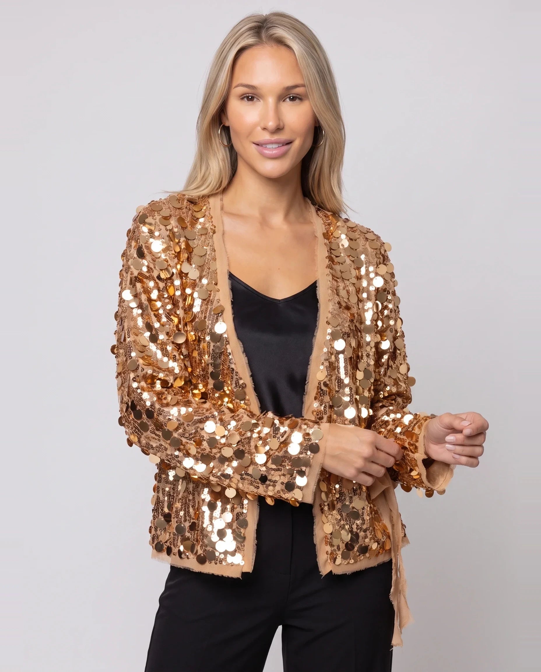 Veste kimono à sequins dorée Félicie, plan rapproché en studio