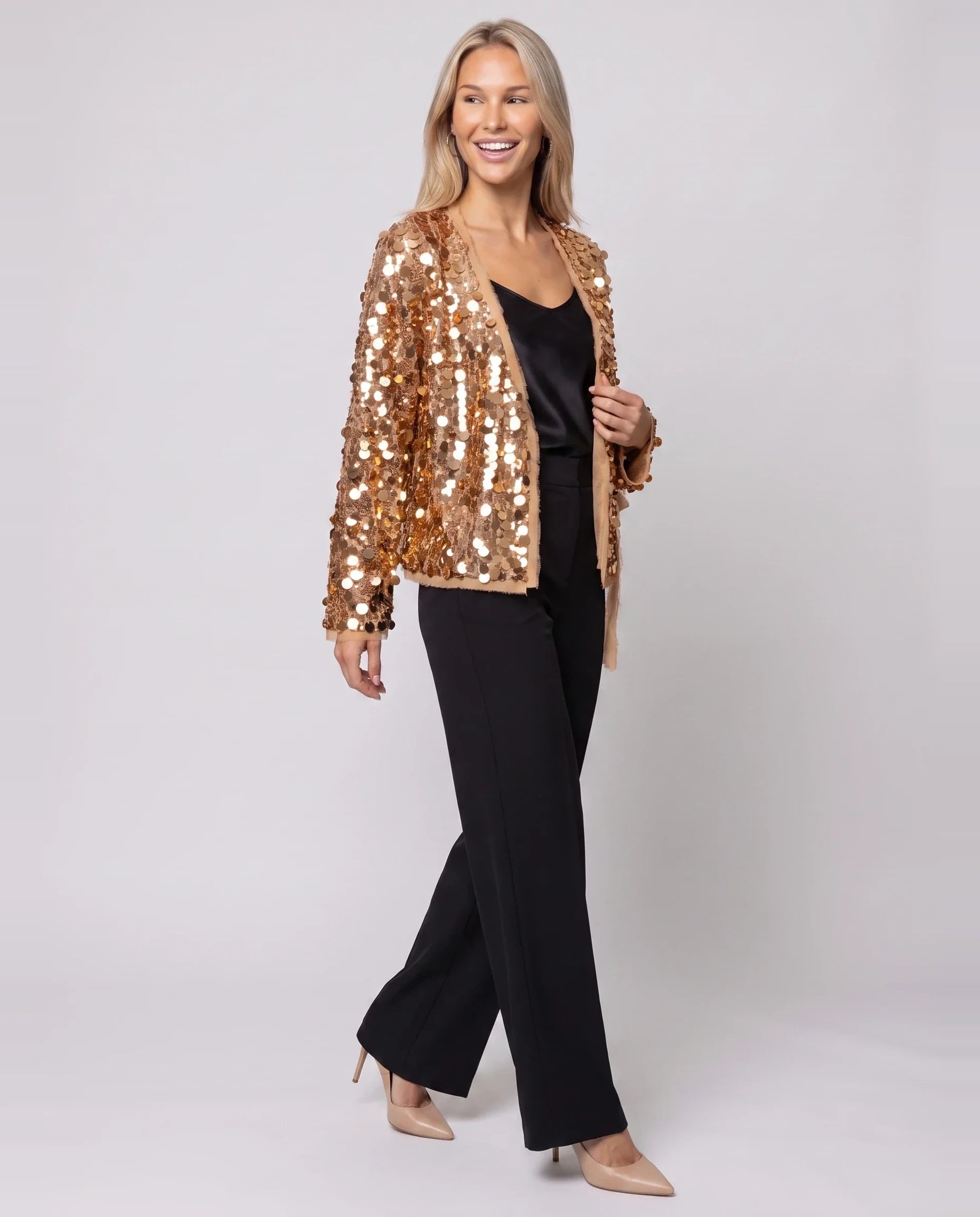 Veste kimono à sequins dorée Félicie, vue de trois quarts en studio