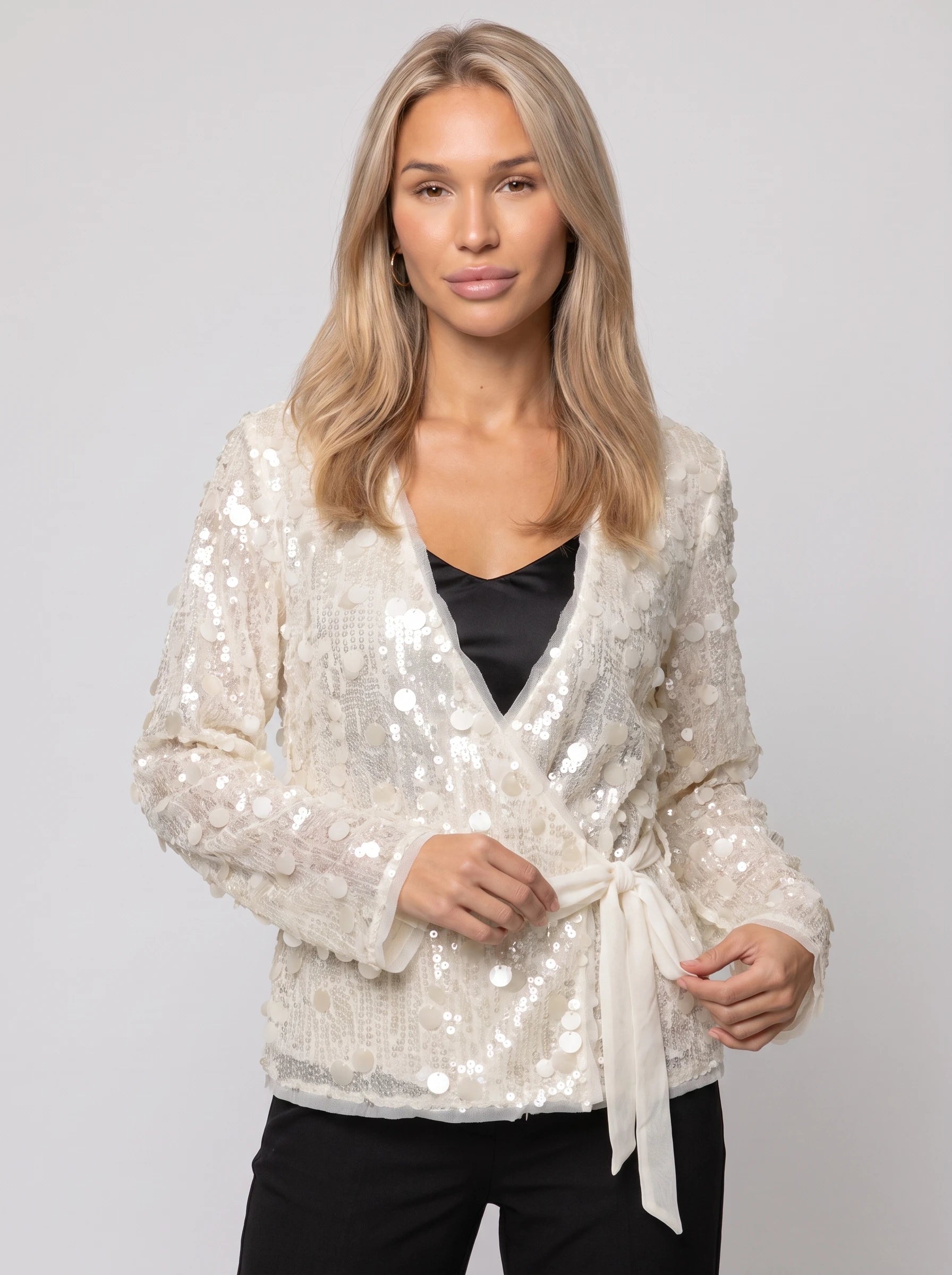 Veste kimono à sequins écru Félicie, plan rapproché en studio