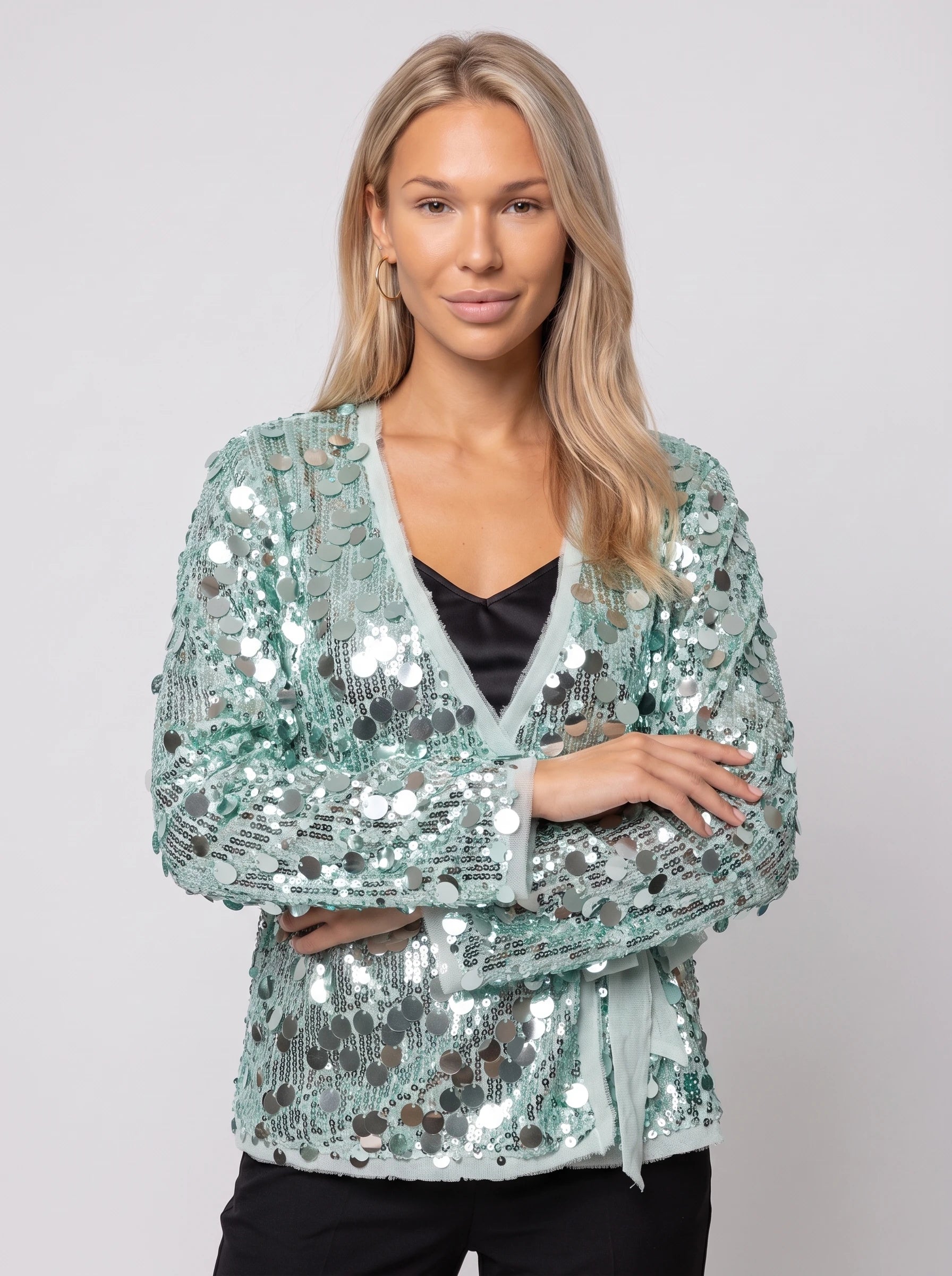 Veste kimono à sequins vert d'eau Félicie, plan rapproché en studio