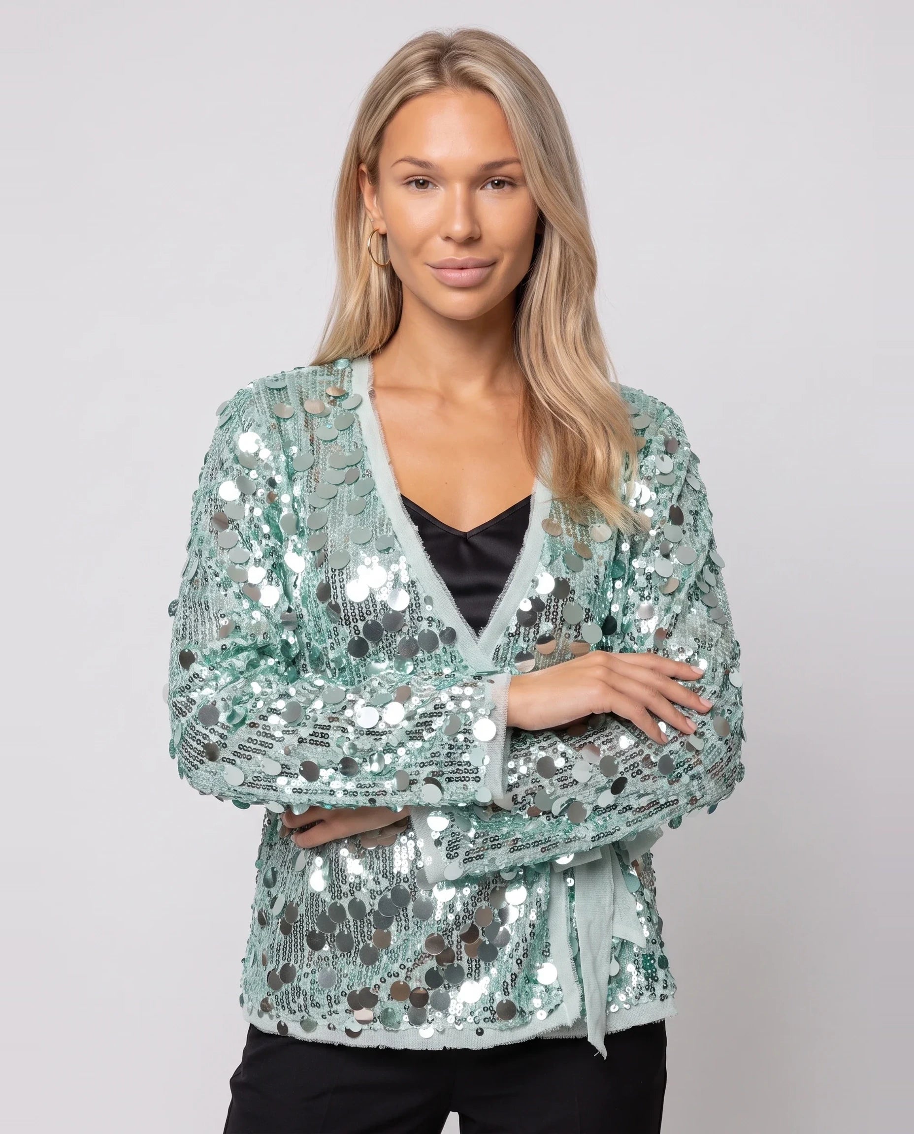 Veste kimono à sequins vert d'eau Félicie, plan rapproché en studio