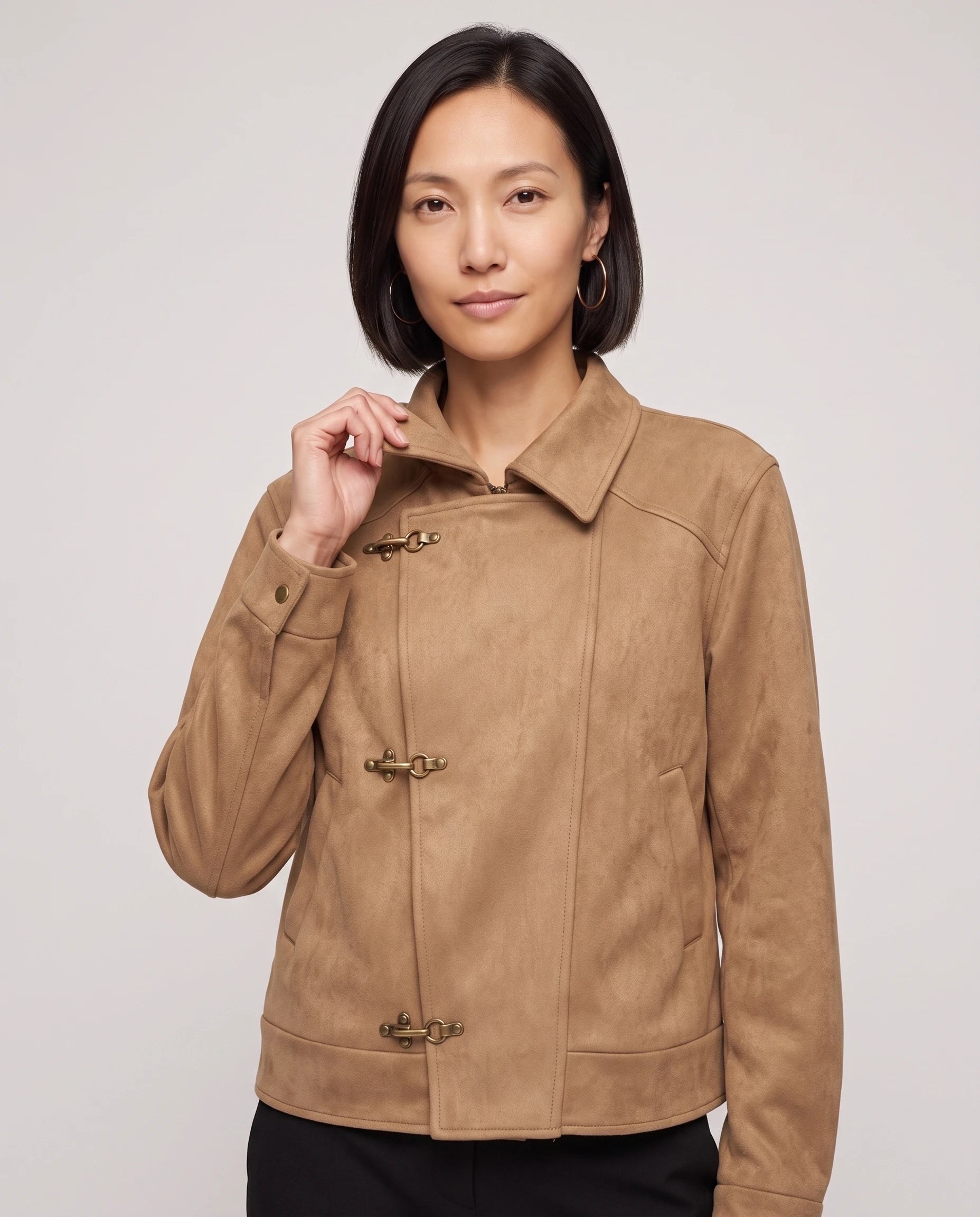 Veste courte en suédine camel à fermoirs Diane, plan rapproché en studio