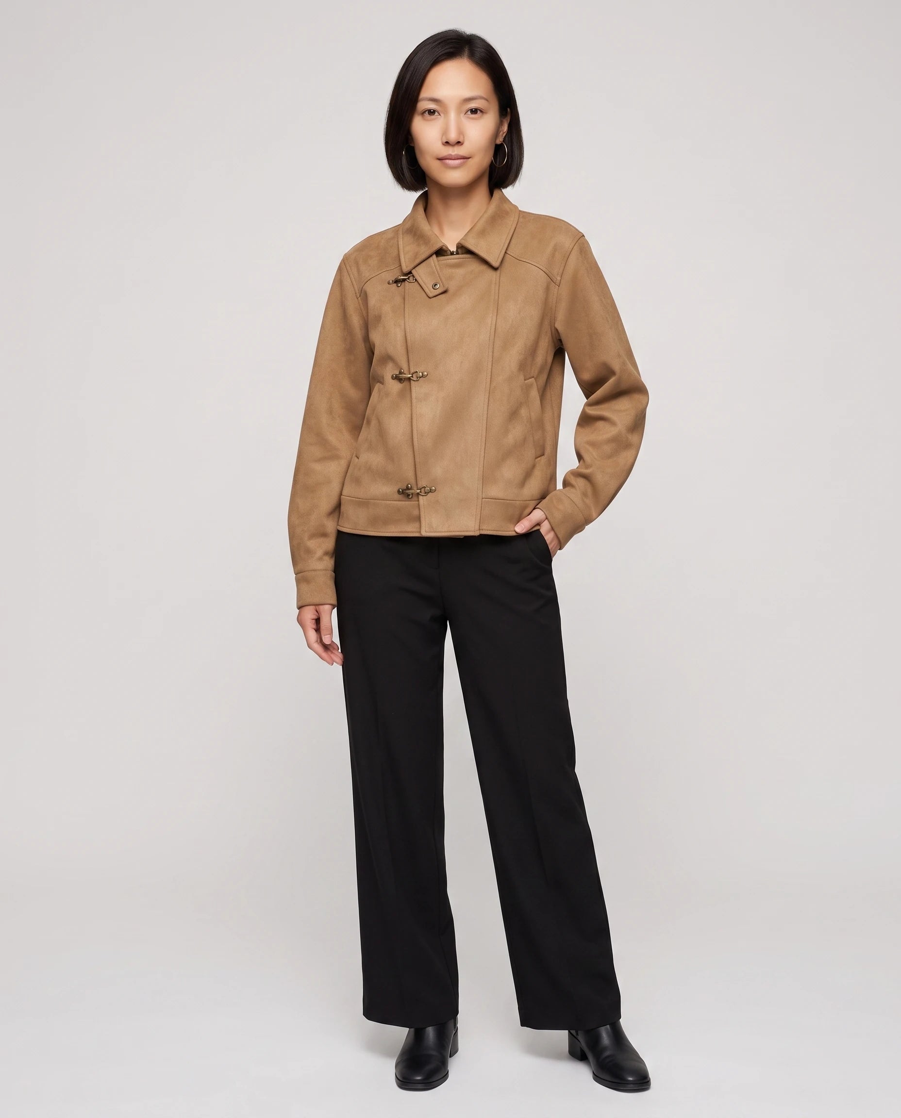 Veste courte en suédine camel à fermoirs Diane, vue de face en studio