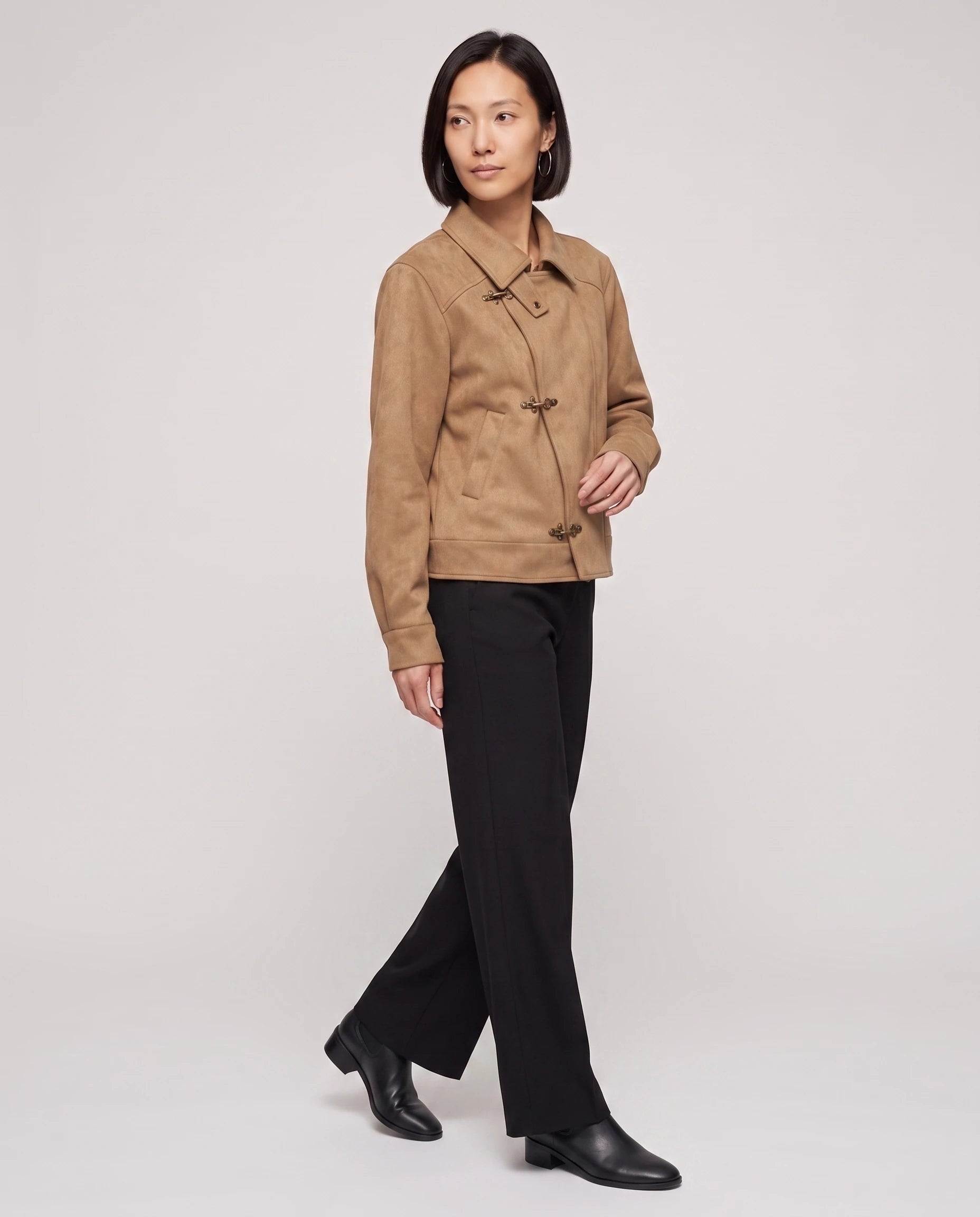 Veste courte en suédine camel Diane, vue de trois quarts en studio