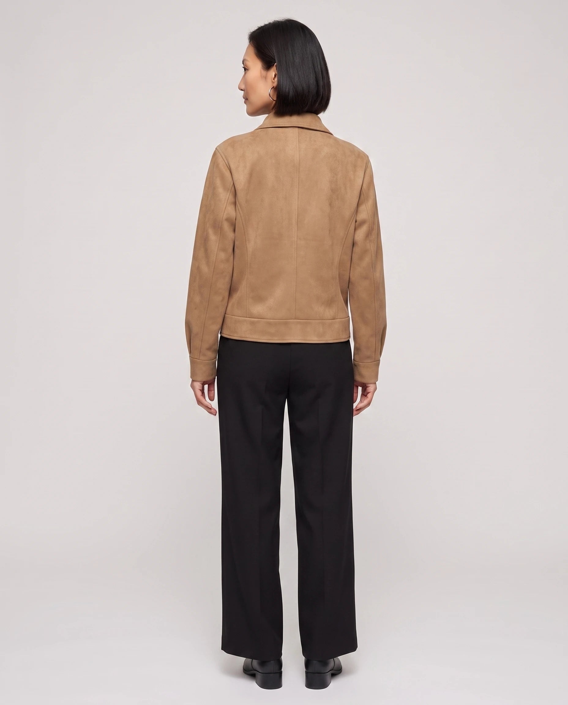 Veste courte en suédine camel Diane, vue de dos en studio