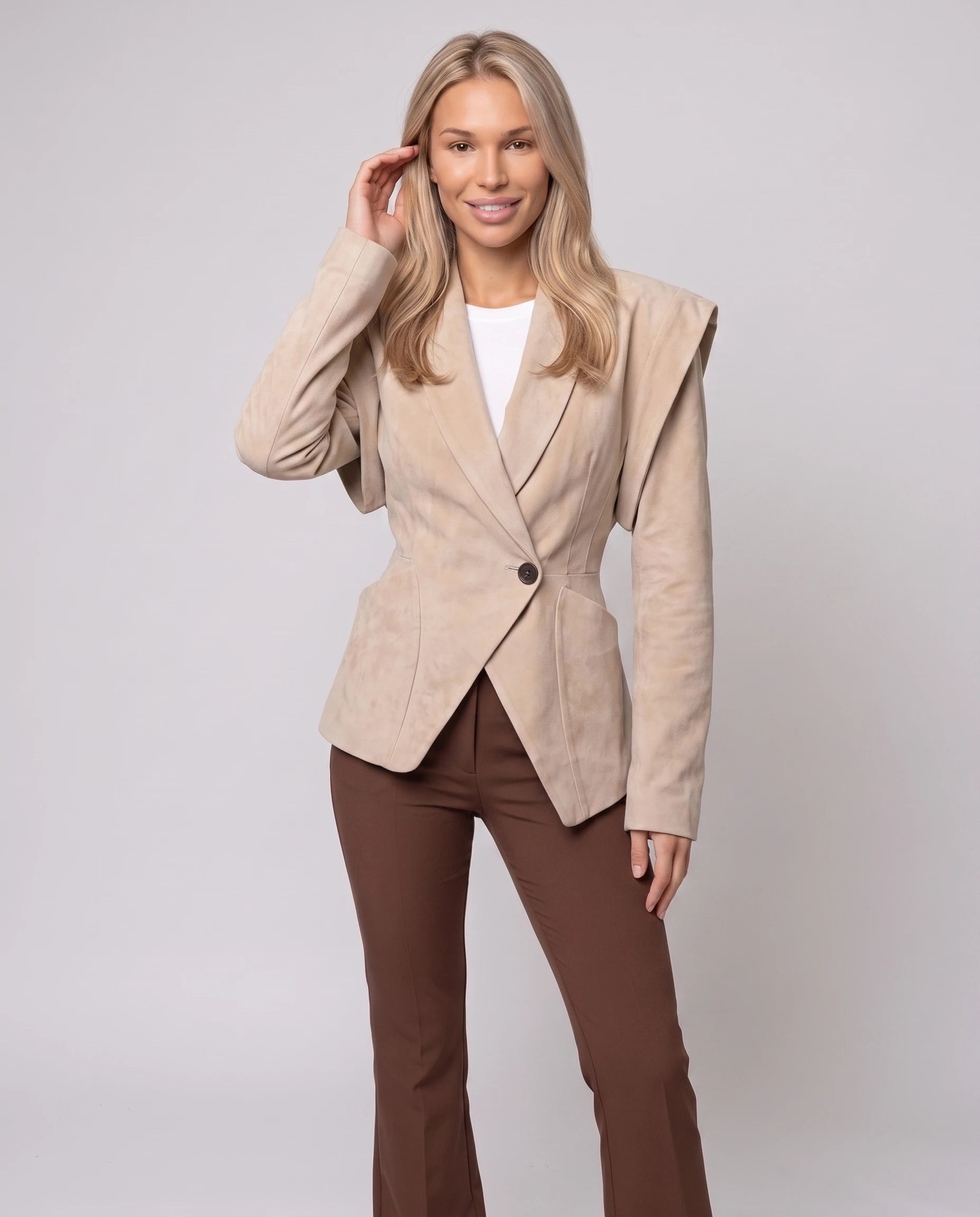 Veste en suédine cintrée beige sable Adeline, vue de face en pied en studio