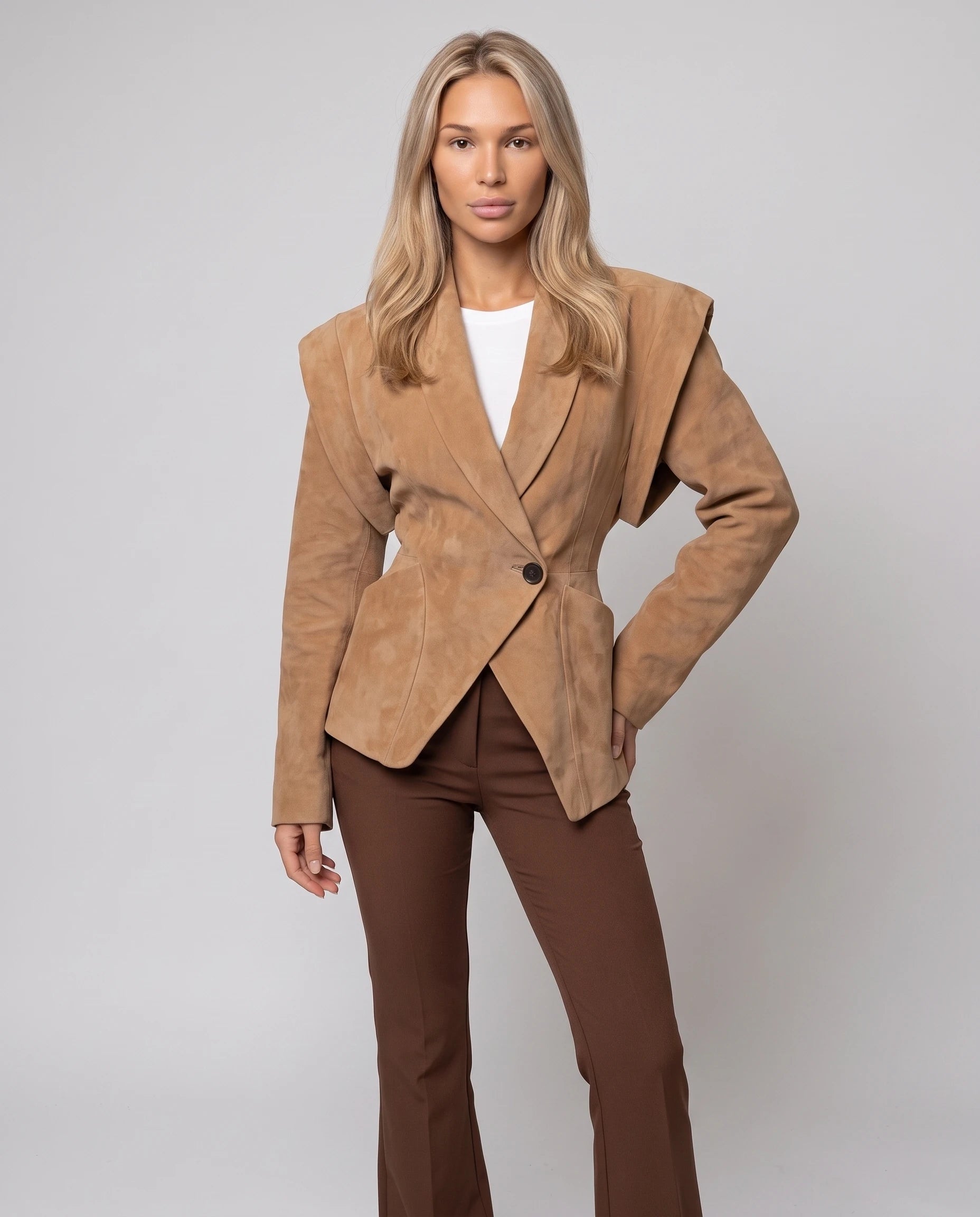 Veste en suédine cintrée camel Adeline, vue de face en pied en studio