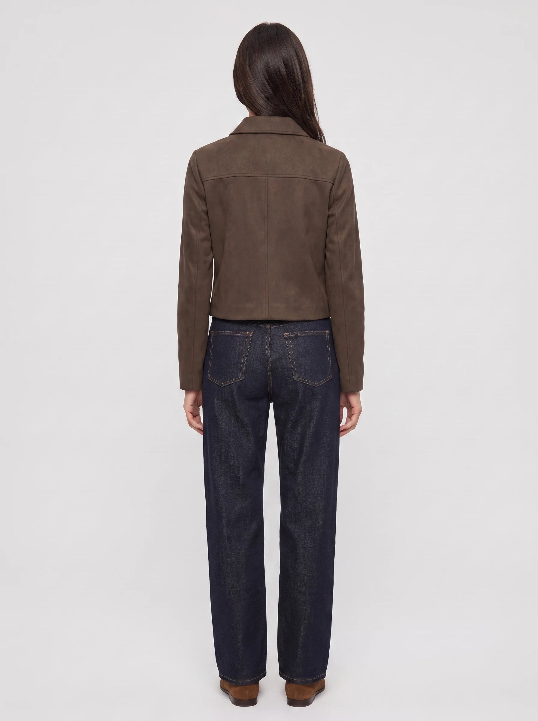 Veste courte en suédine à empiècement brun cacao Pélagie, vue de dos en studio