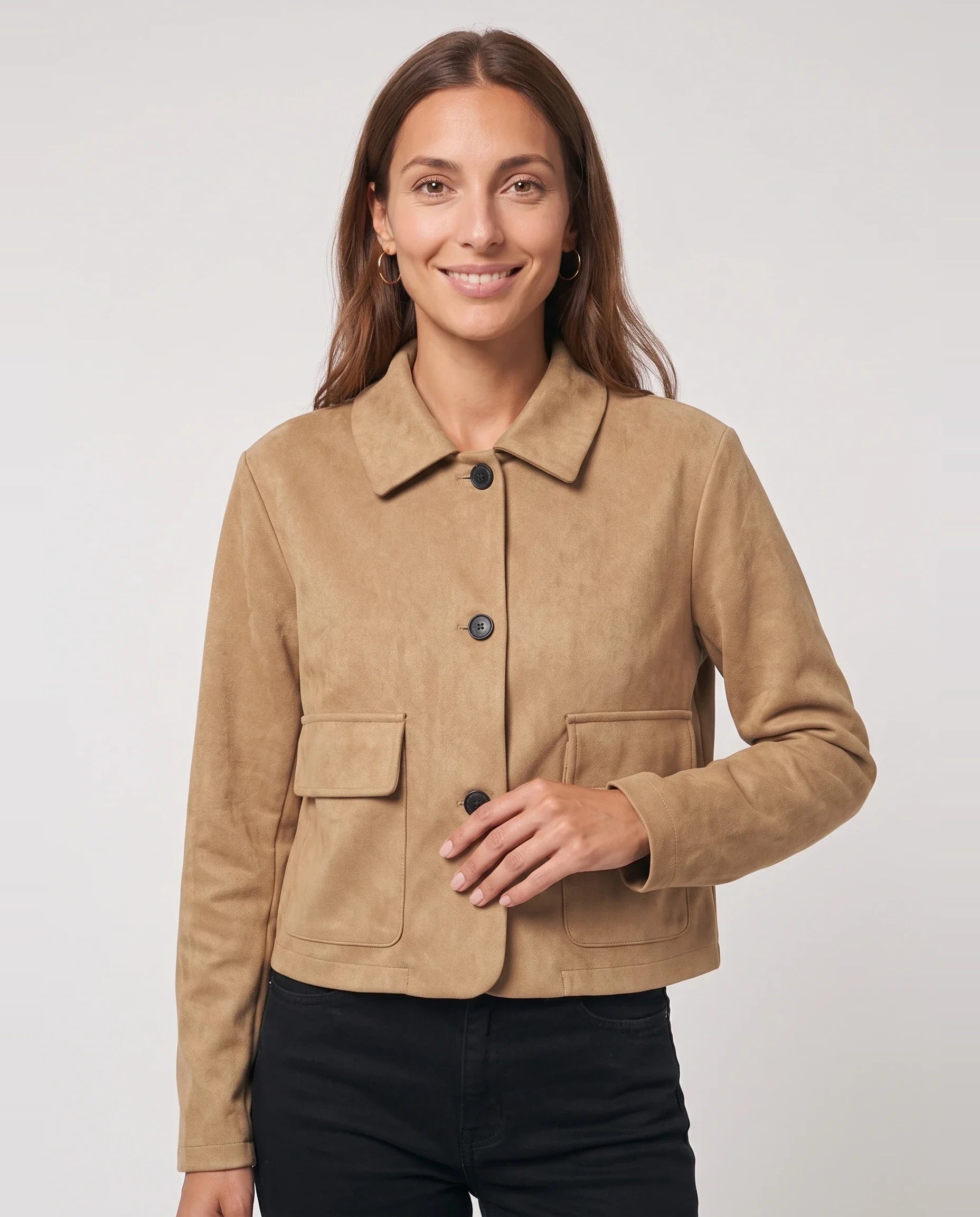 Veste courte en suédine camel à poches plaquées Antonine, plan rapproché en studio