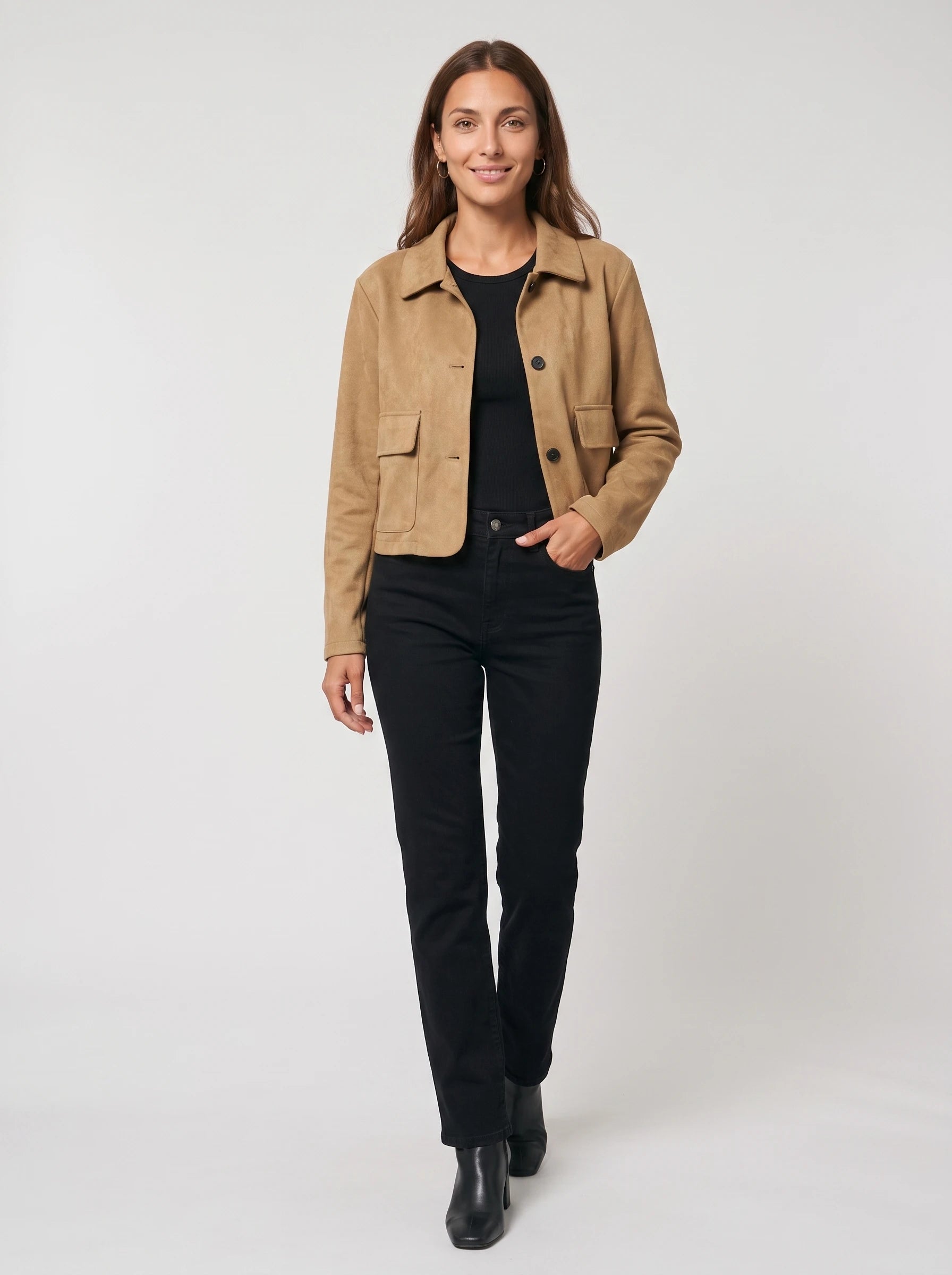 Veste courte en suédine camel Antonine, vue de face en studio