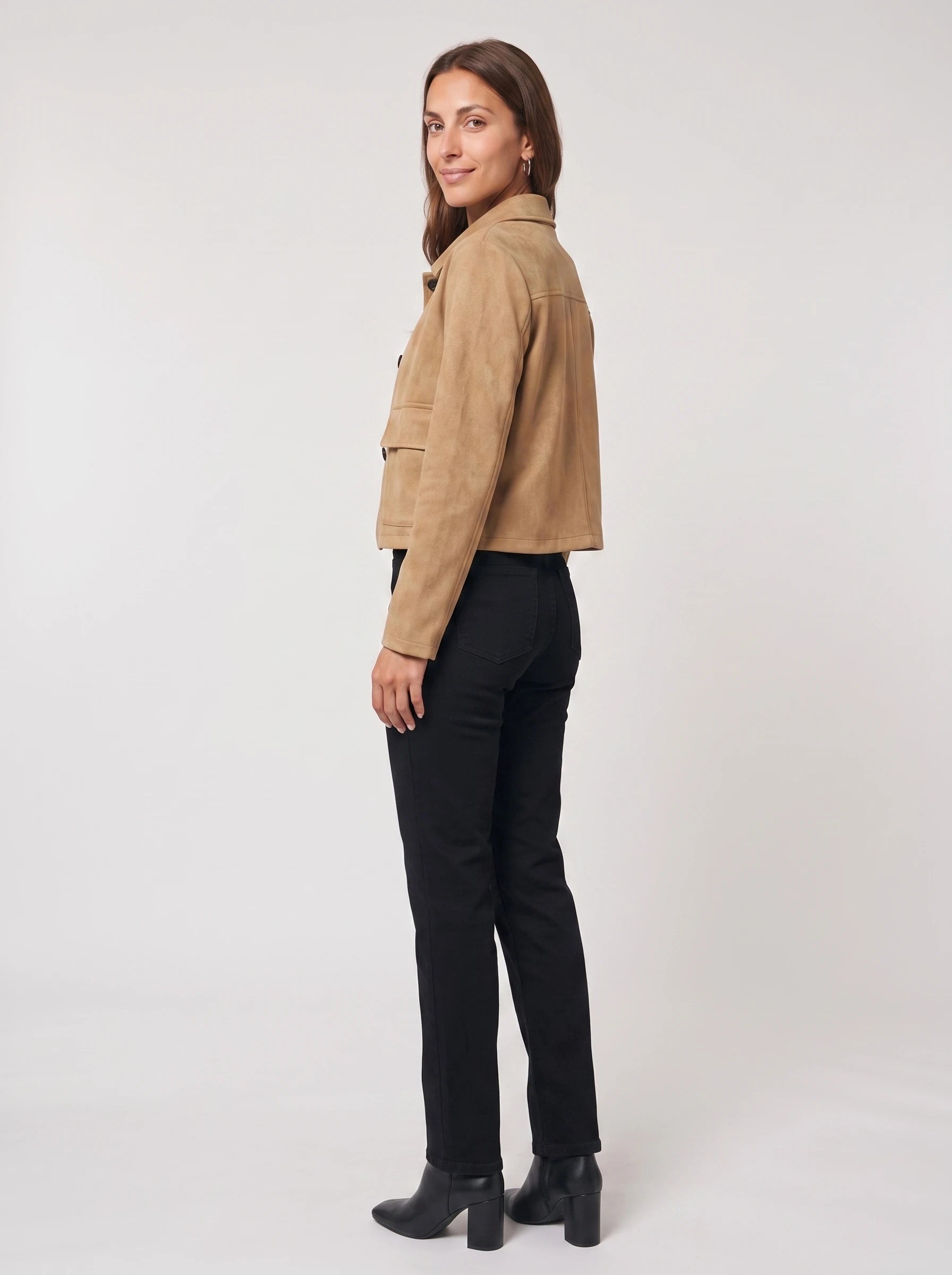 Veste en suédine camel Antonine boutonnée, vue de trois quarts en studio