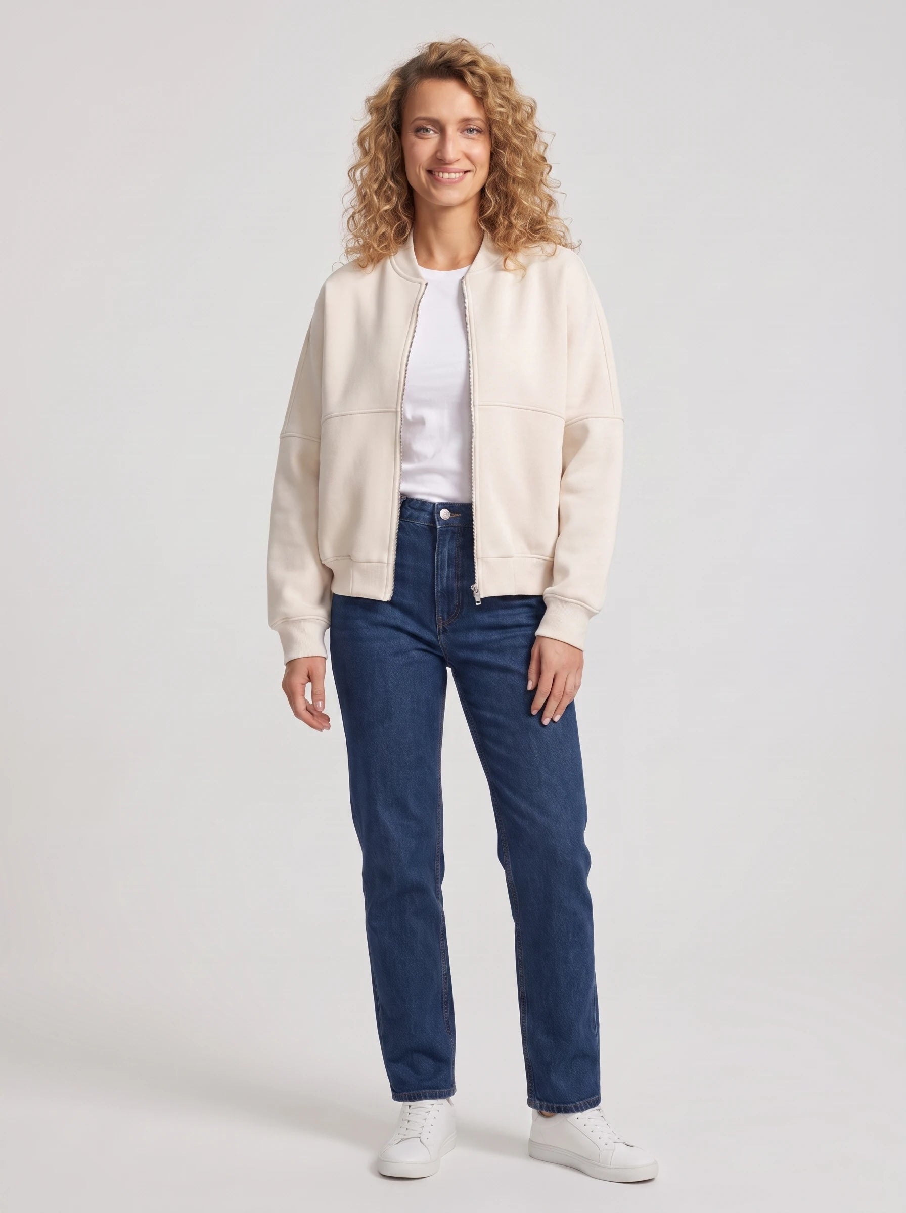 Bomber en molleton zippé beige Denise, vue de trois quarts en studio