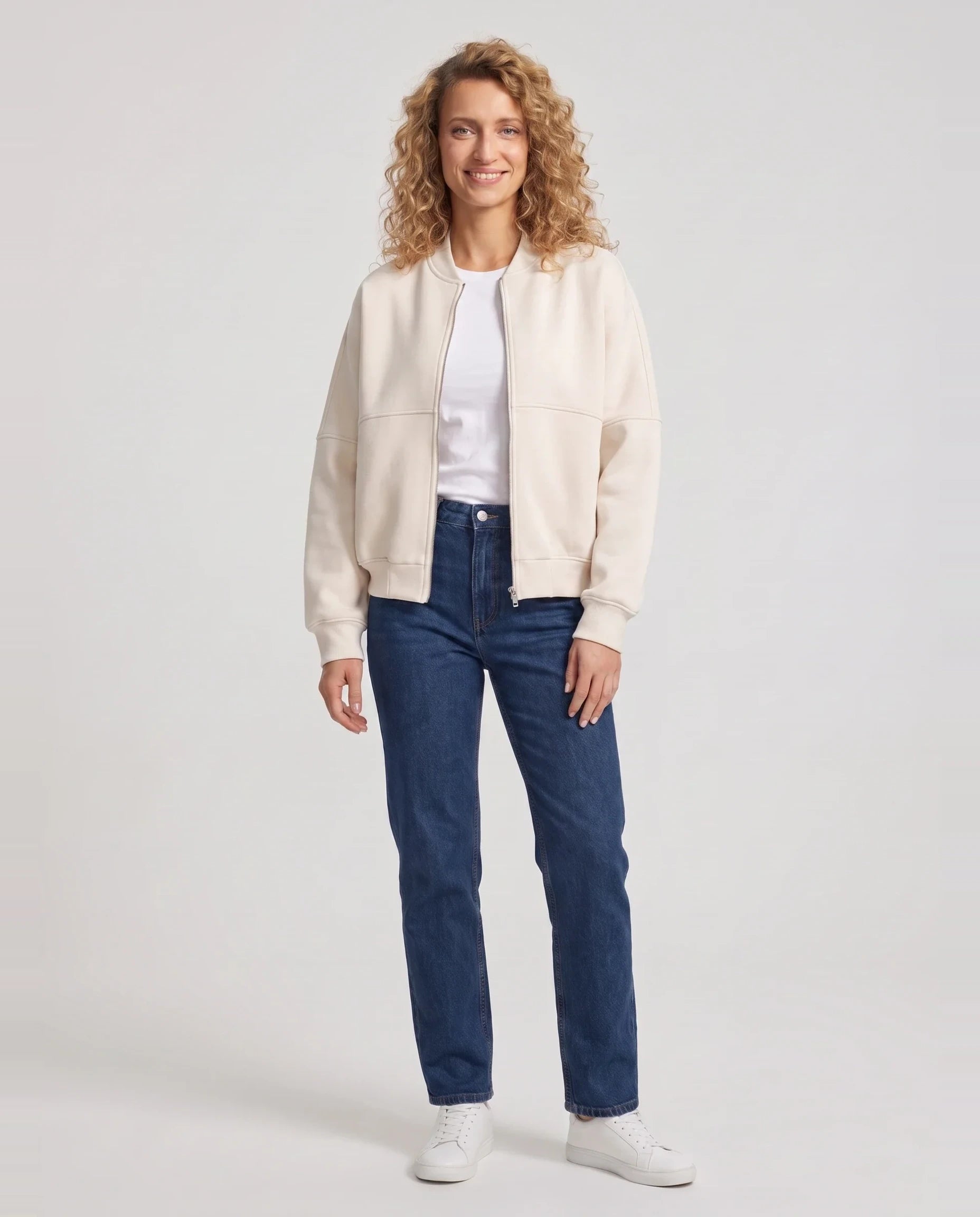 Bomber en molleton zippé beige Denise, vue de trois quarts en studio
