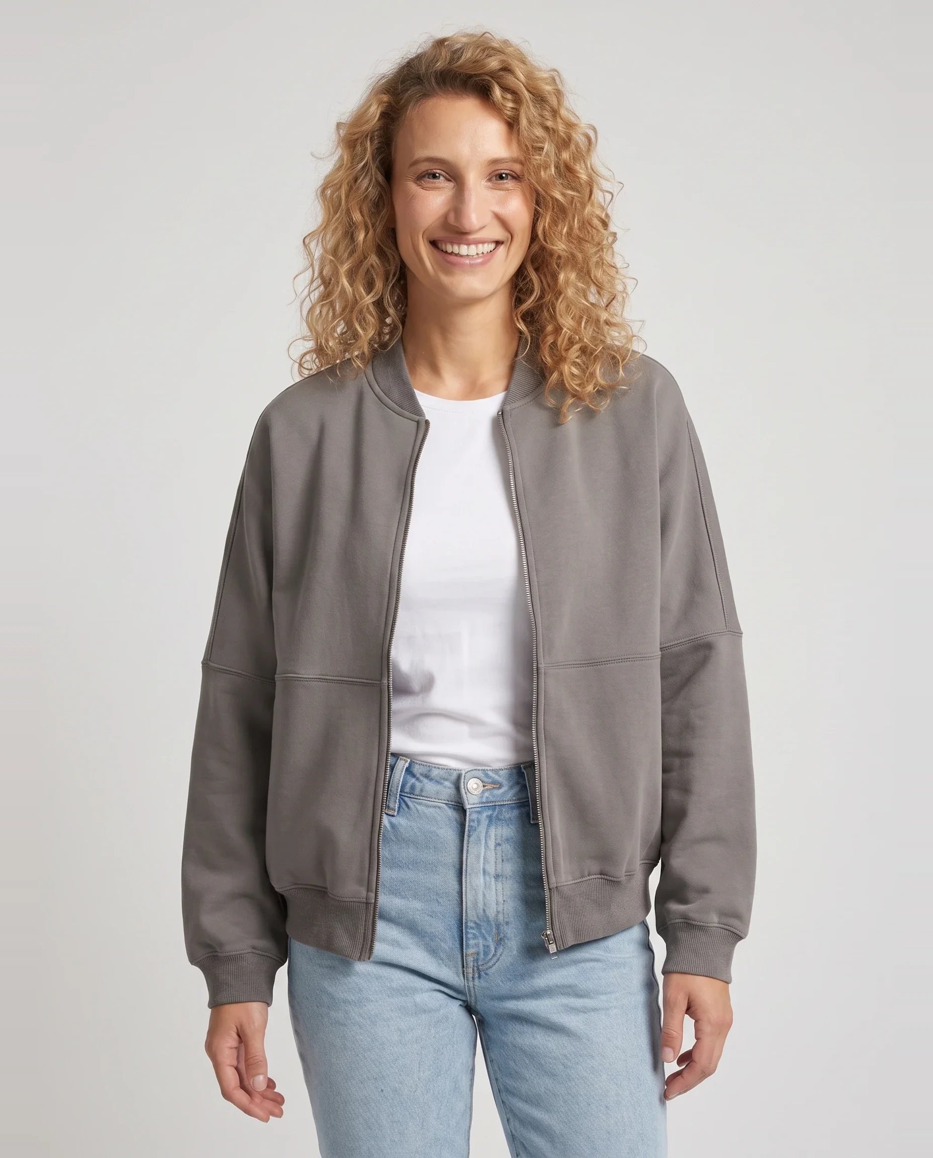 Bomber en molleton zippé gris Denise, plan rapproché en studio