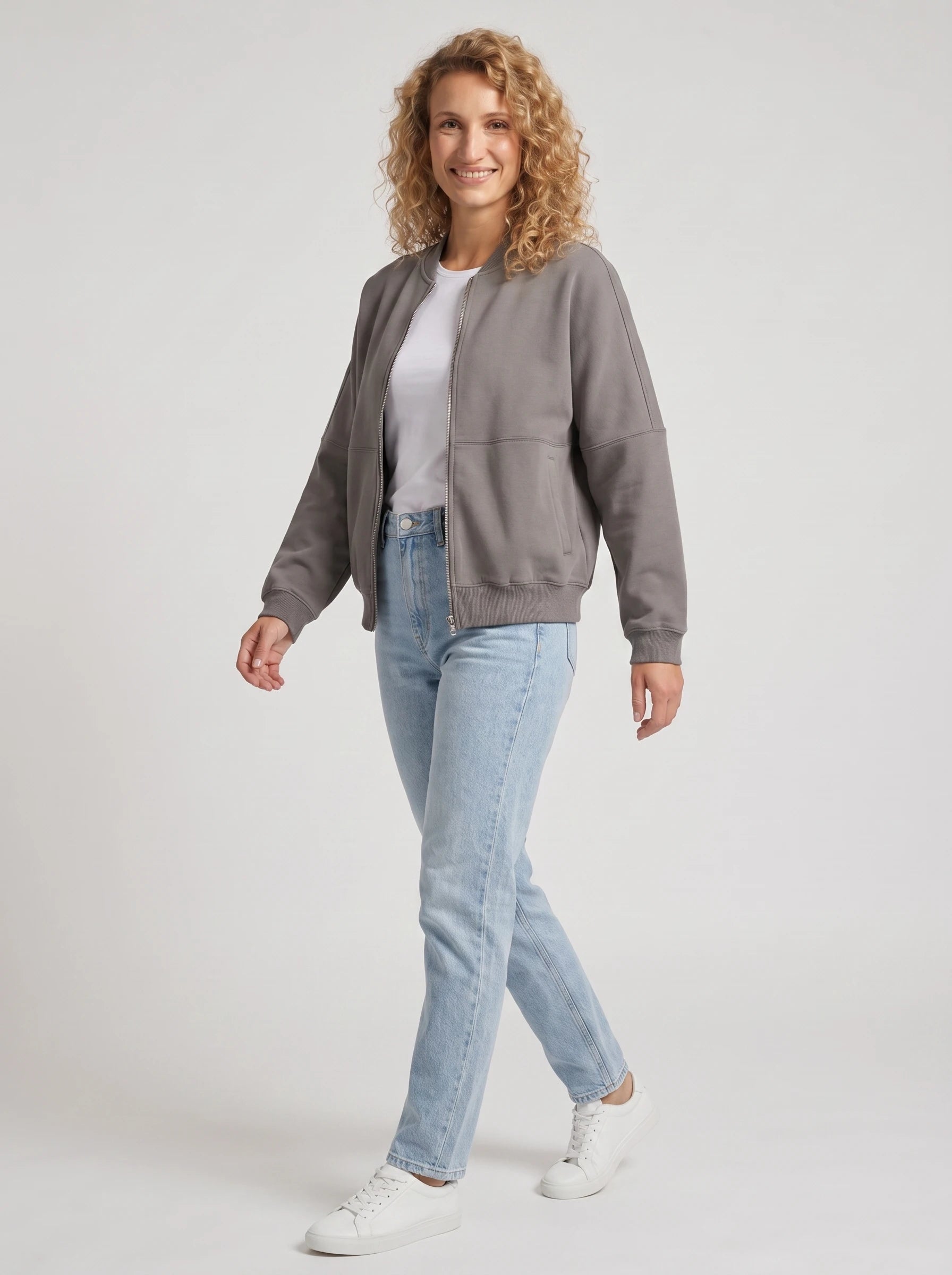 Bomber en molleton zippé gris Denise, vue de trois quarts en studio
