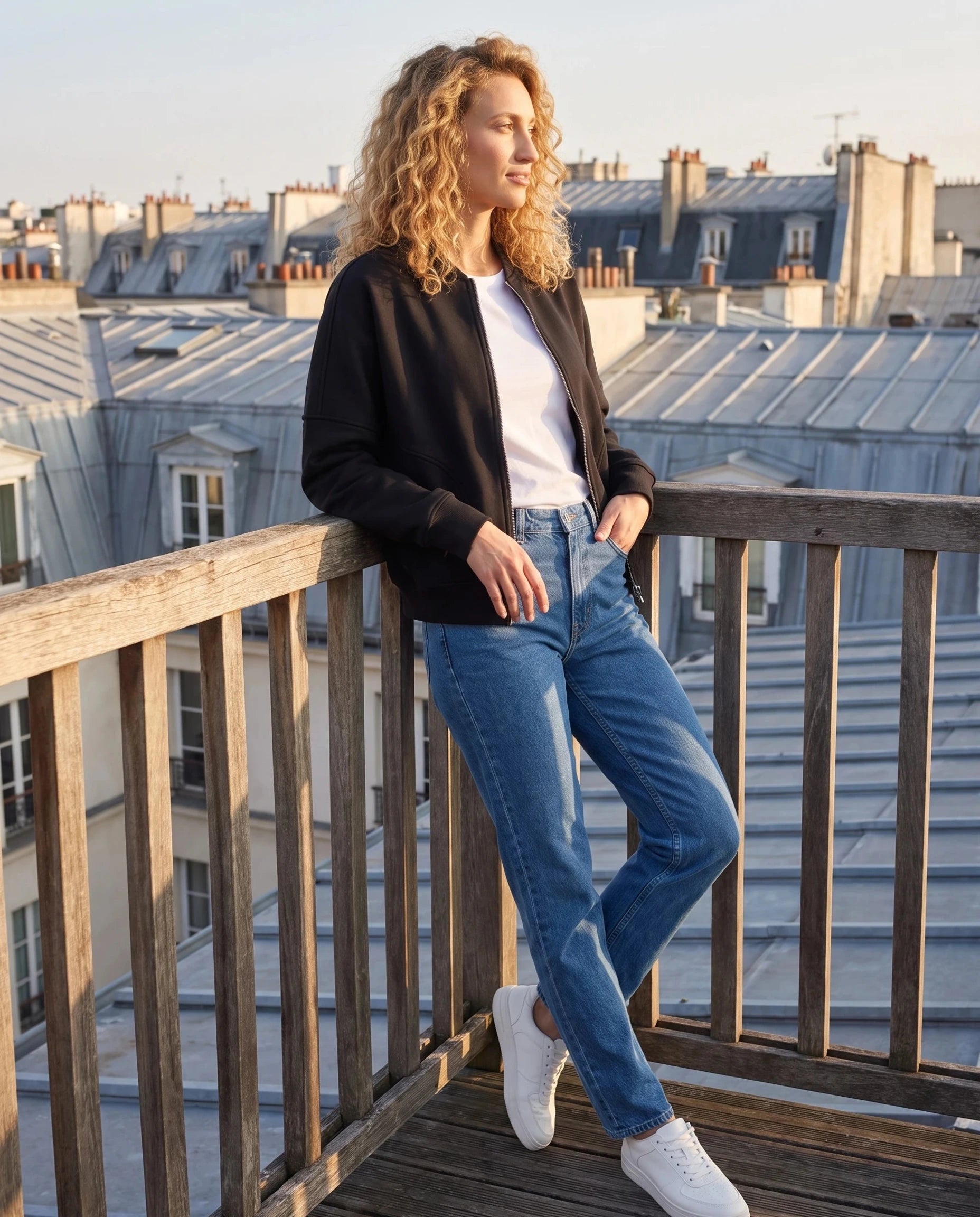 Bomber en molleton noir Denise, porté sur un rooftop dominant les toits en zinc