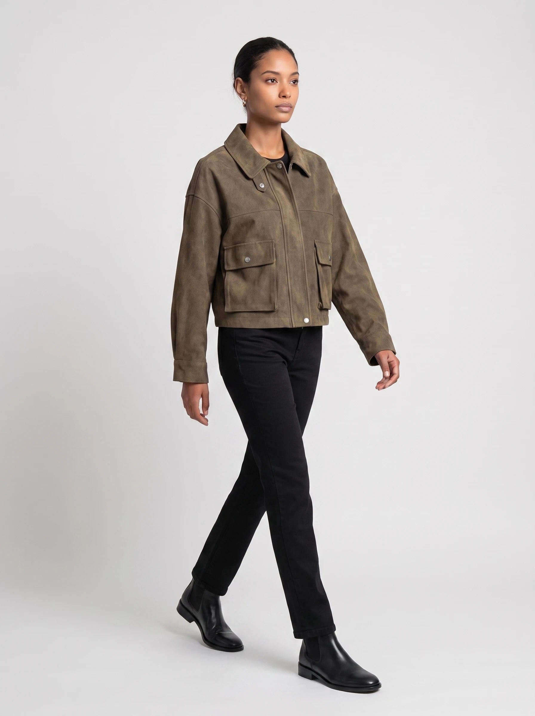 Veste utilitaire kaki délavé Ernestine zippée, vue de trois quarts en studio