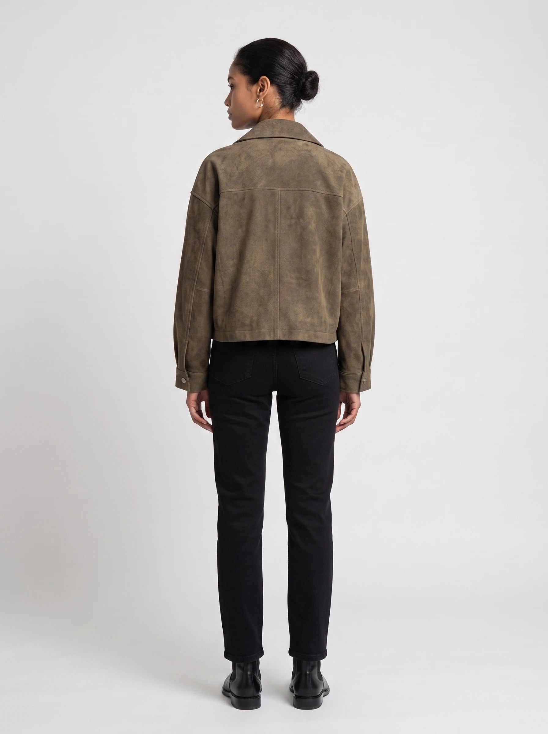 Veste utilitaire kaki délavé Ernestine, vue de dos en studio