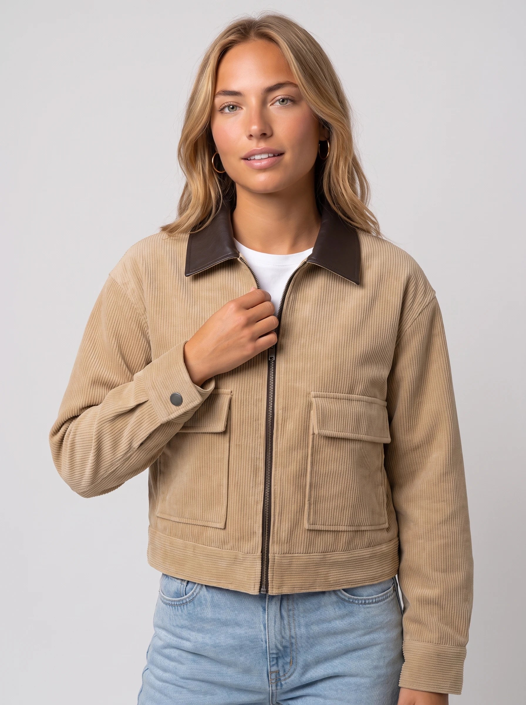 Veste courte zippée en velours côtelé beige Célie, plan rapproché en studio