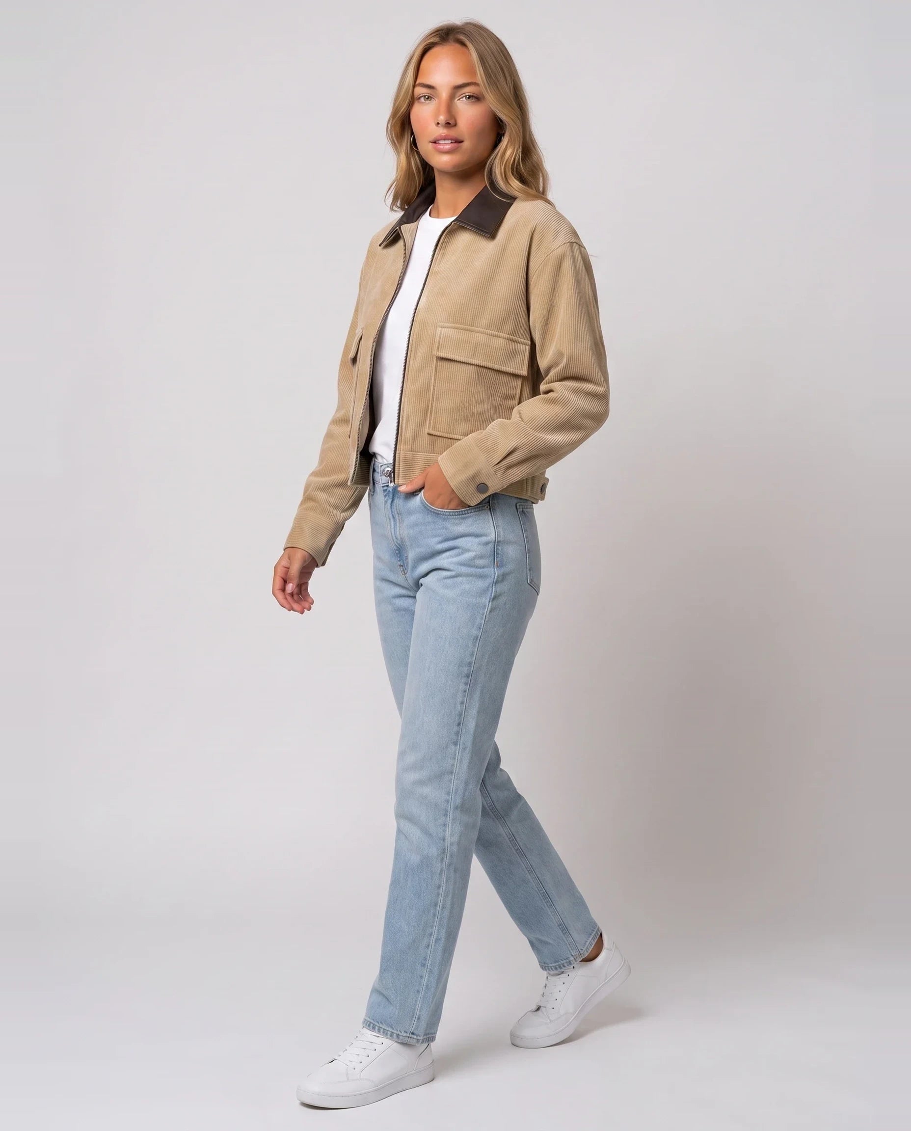 Veste courte zippée en velours côtelé beige Célie, vue de trois quarts en studio