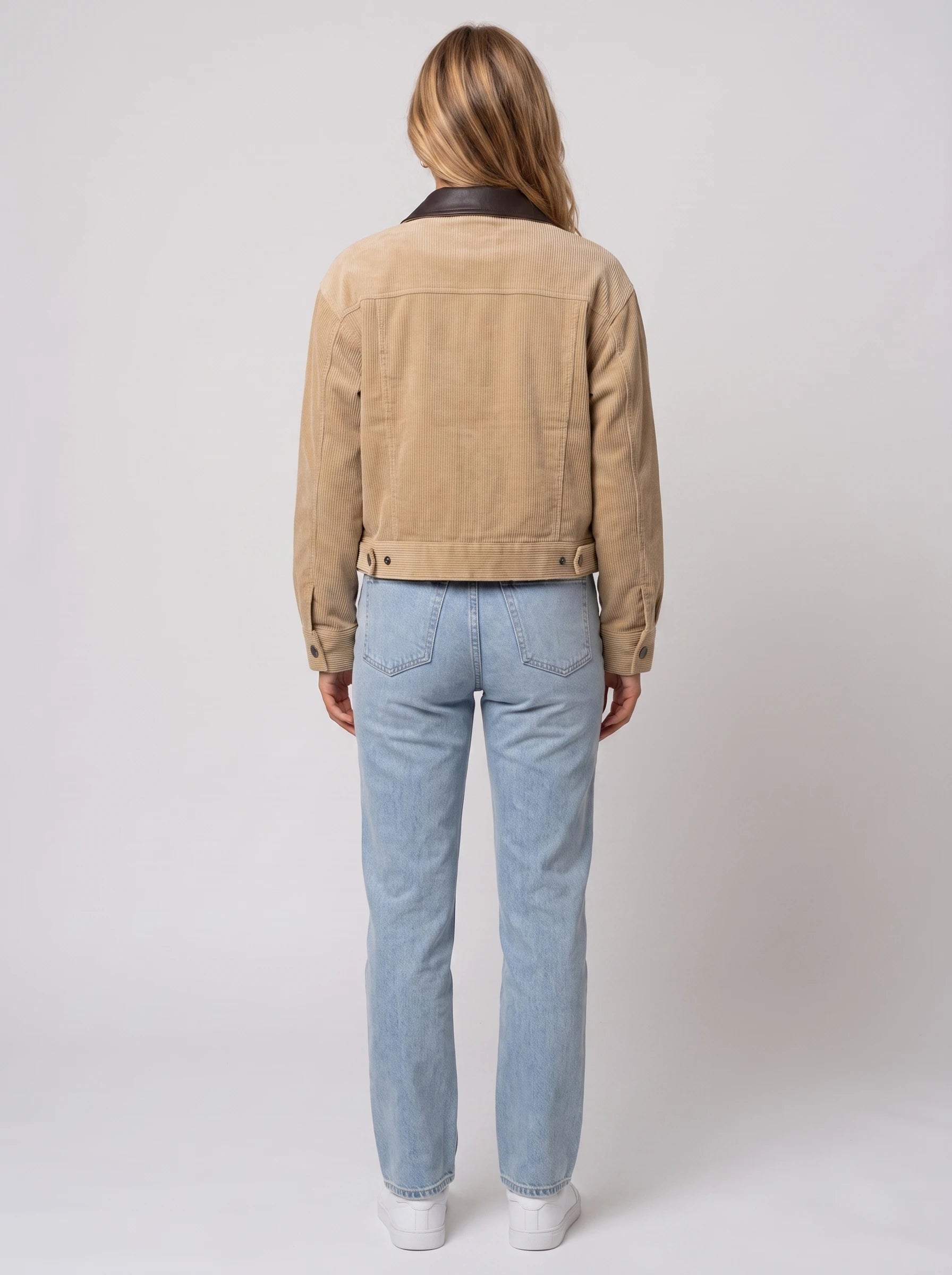 Veste courte zippée en velours côtelé beige Célie, vue de dos en studio