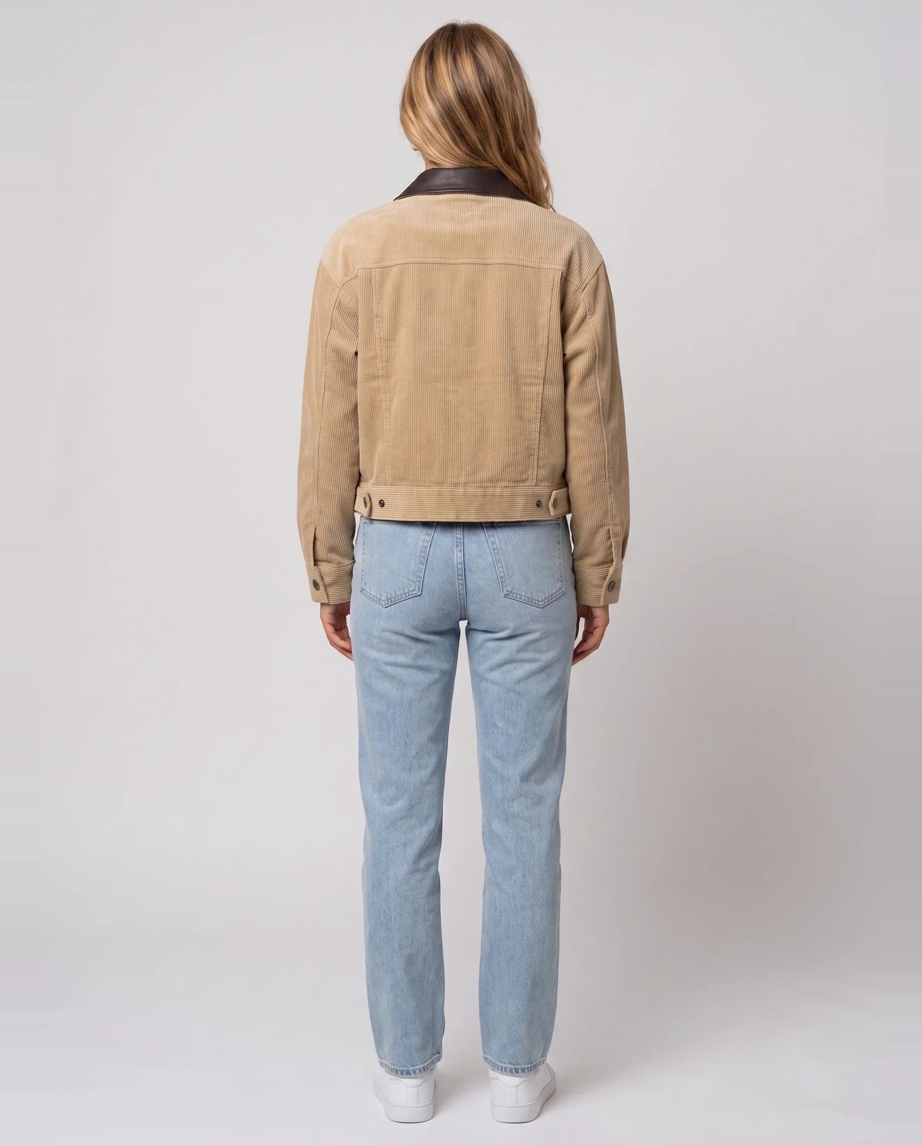 Veste courte zippée en velours côtelé beige Célie, vue de dos en studio