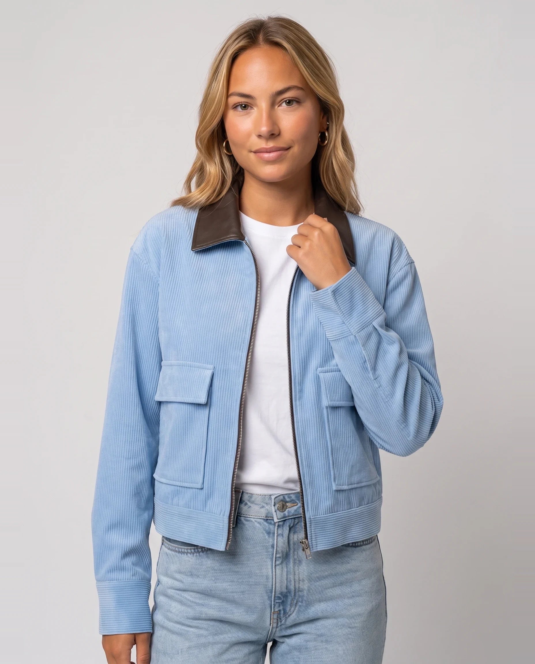 Veste courte zippée en velours côtelé bleu ciel Célie, plan rapproché en studio