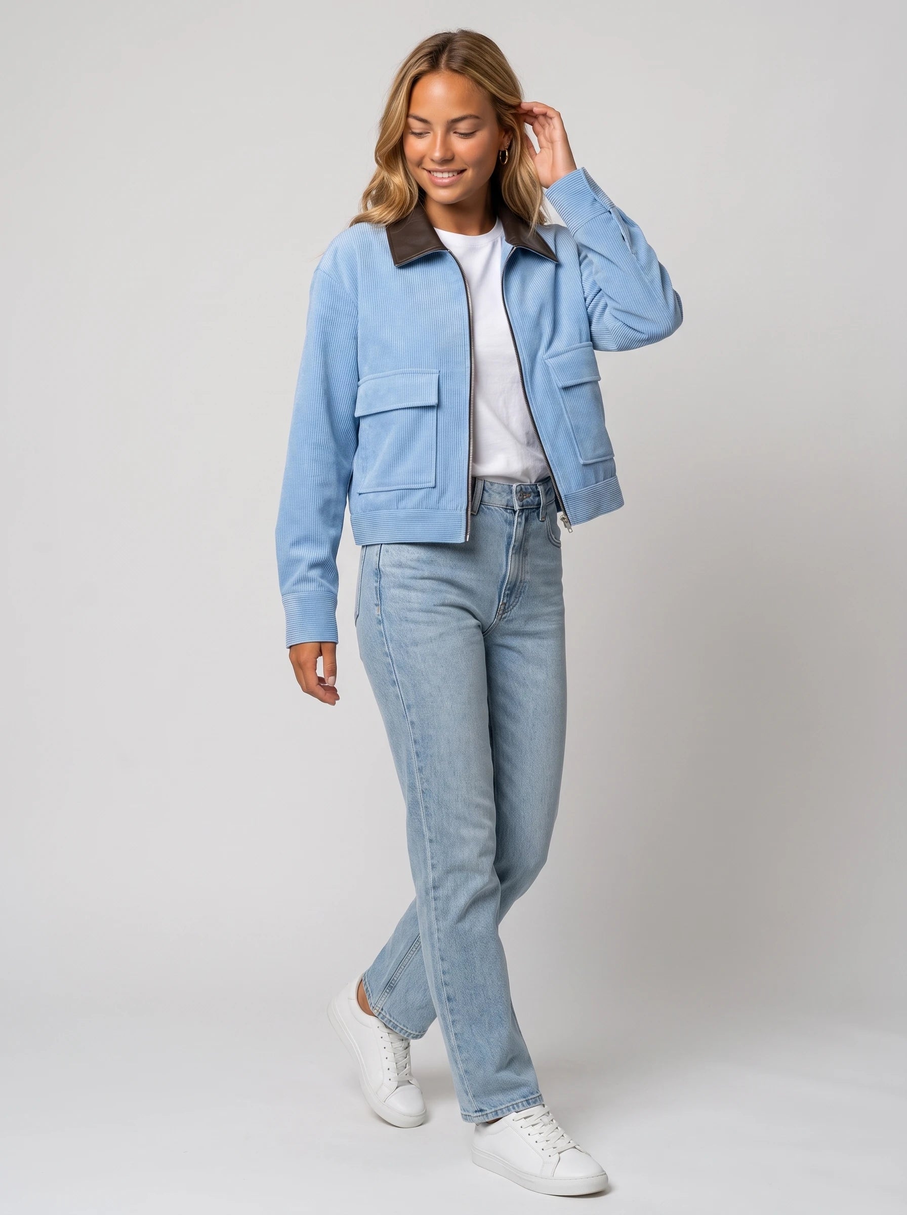 Veste courte zippée en velours côtelé bleu ciel Célie, vue de face en studio