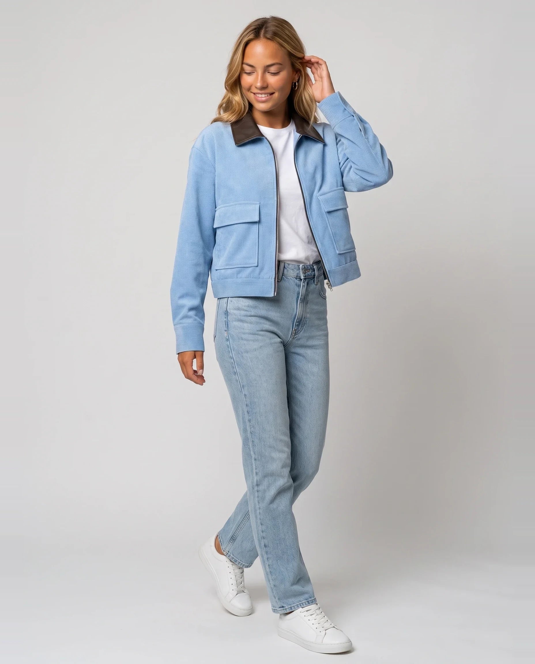 Veste courte zippée en velours côtelé bleu ciel Célie, vue de face en studio