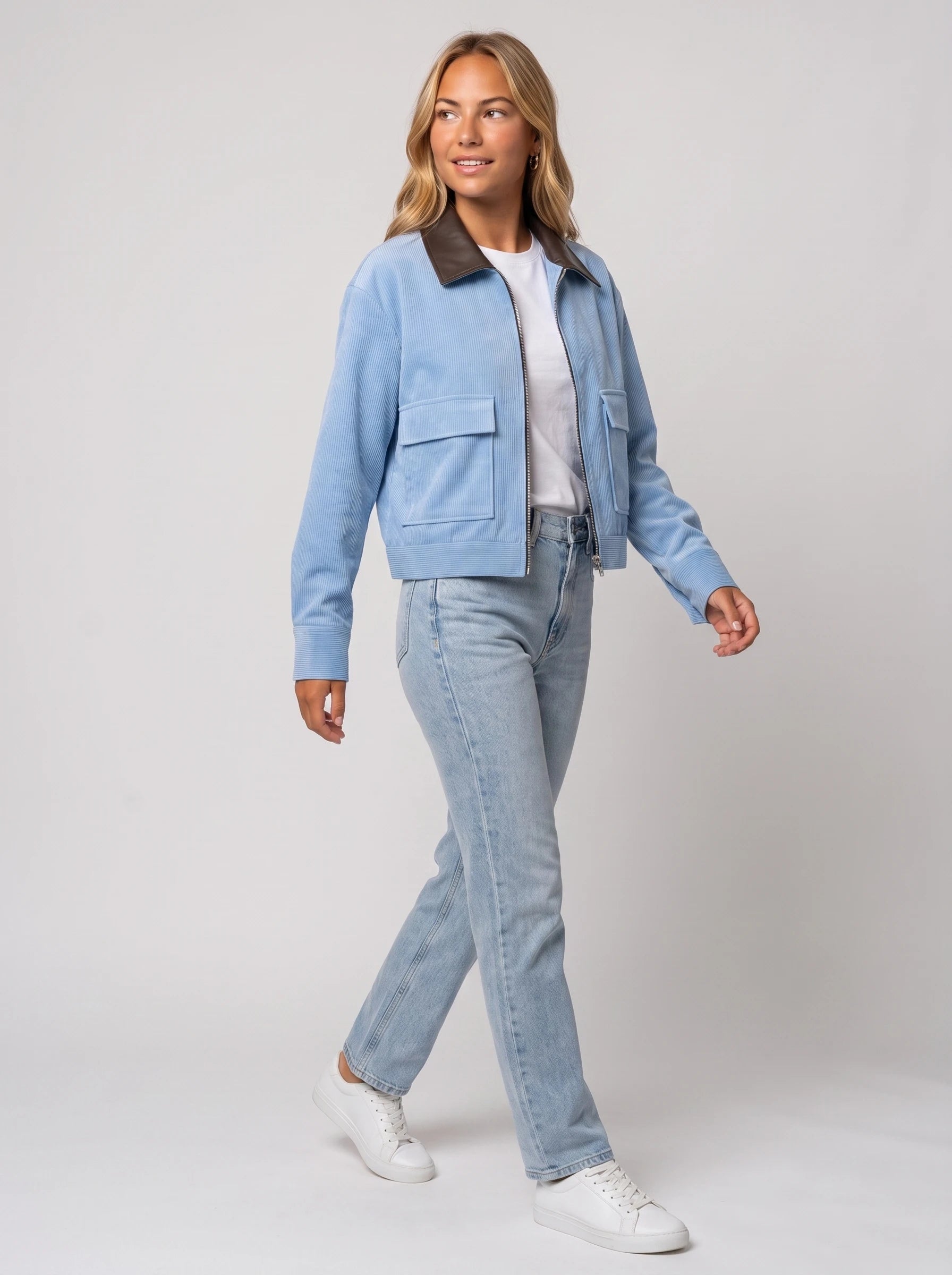 Veste courte zippée en velours côtelé bleu ciel Célie, vue de trois quarts en studio