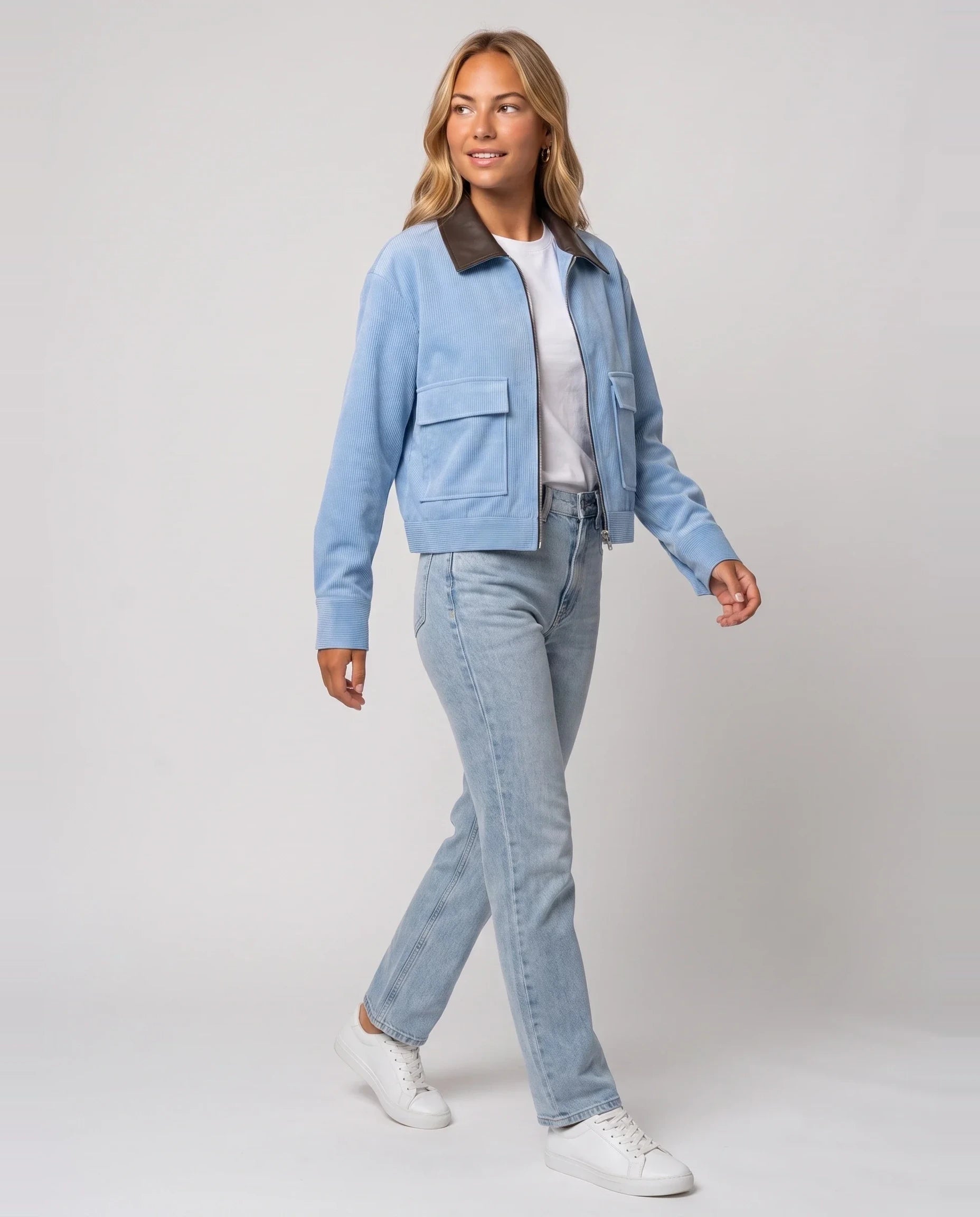 Veste courte zippée en velours côtelé bleu ciel Célie, vue de trois quarts en studio
