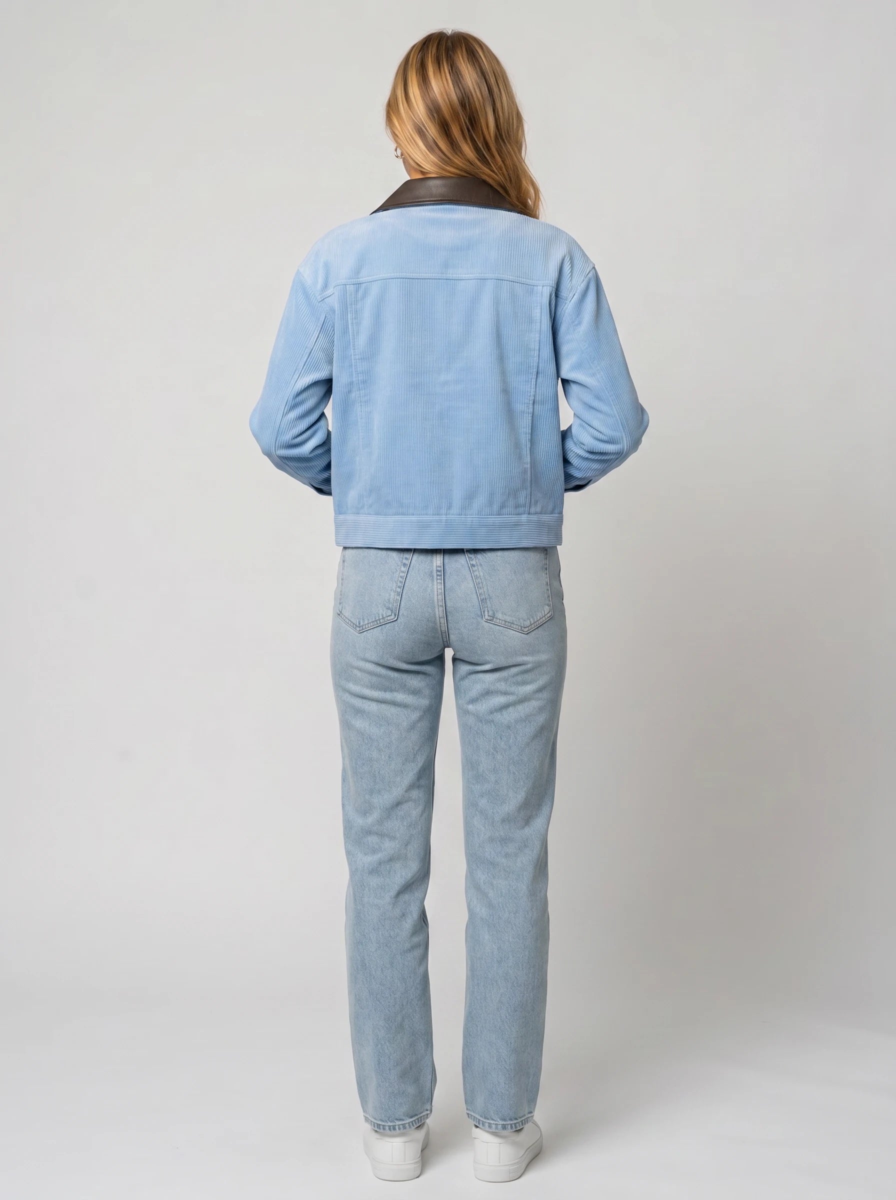 Veste courte zippée en velours côtelé bleu ciel Célie, vue de dos en studio