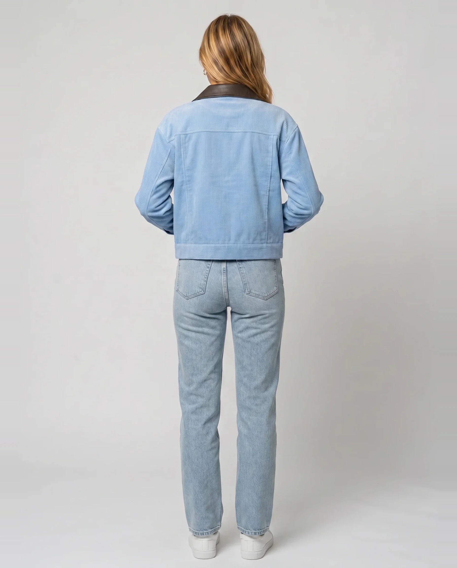 Veste courte zippée en velours côtelé bleu ciel Célie, vue de dos en studio
